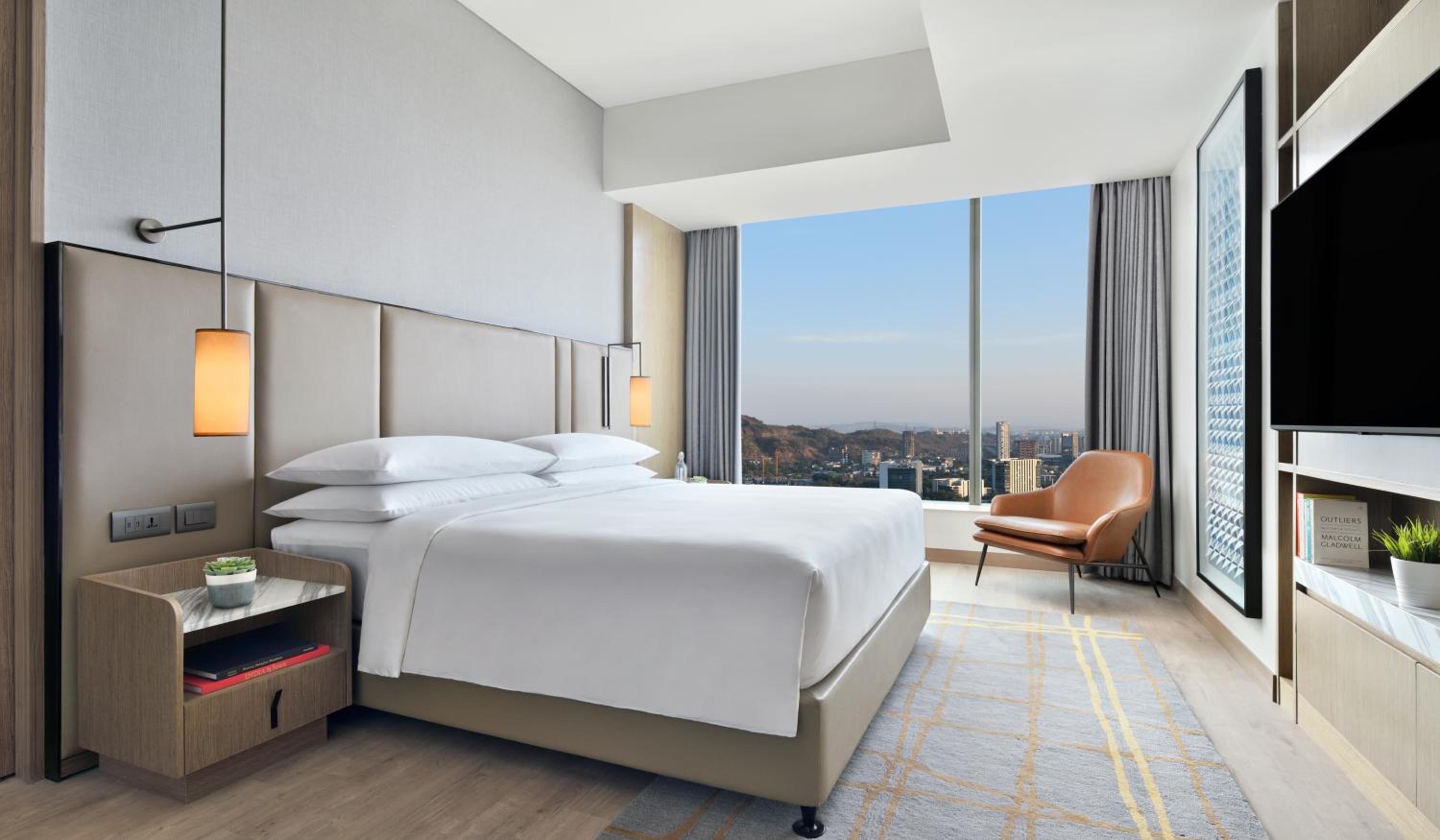 Premium, One-Bedroom Suite, 1 King, Skyline view, Balcony - 20% discount on Food and Beverage