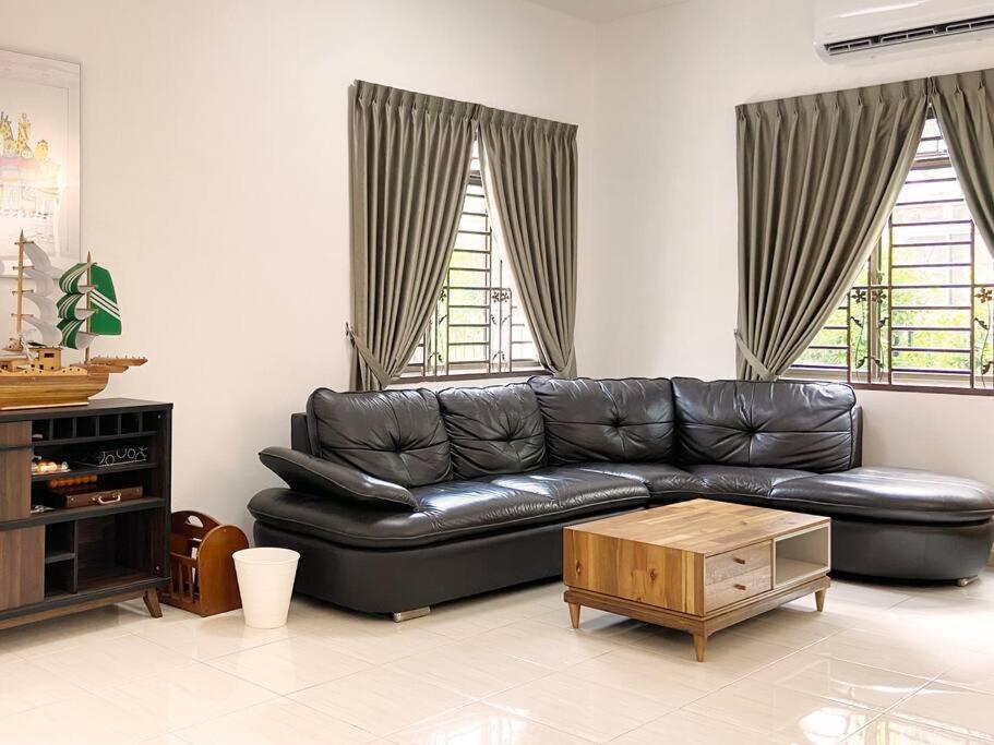Five-Bedroom House photo 2