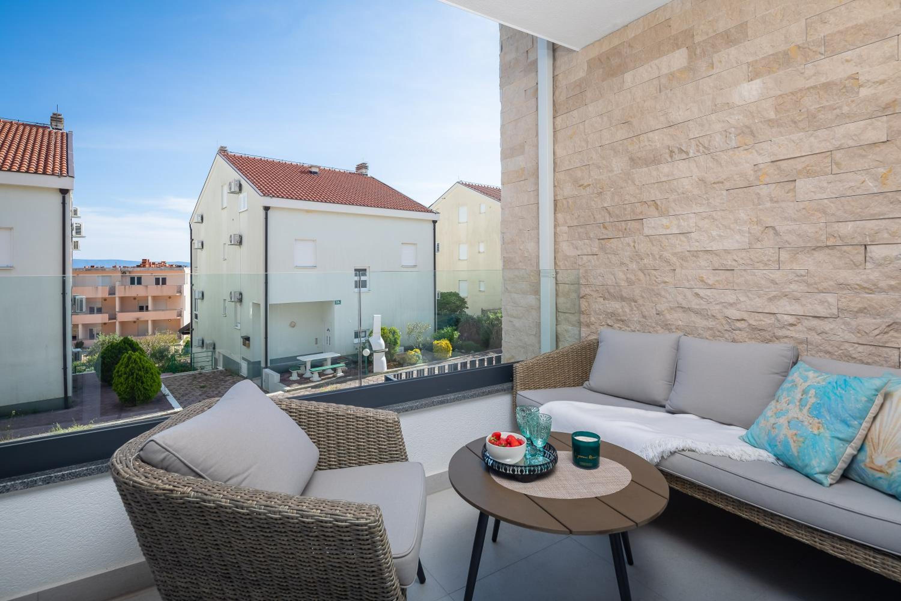 Apartment with Balcony photo 3