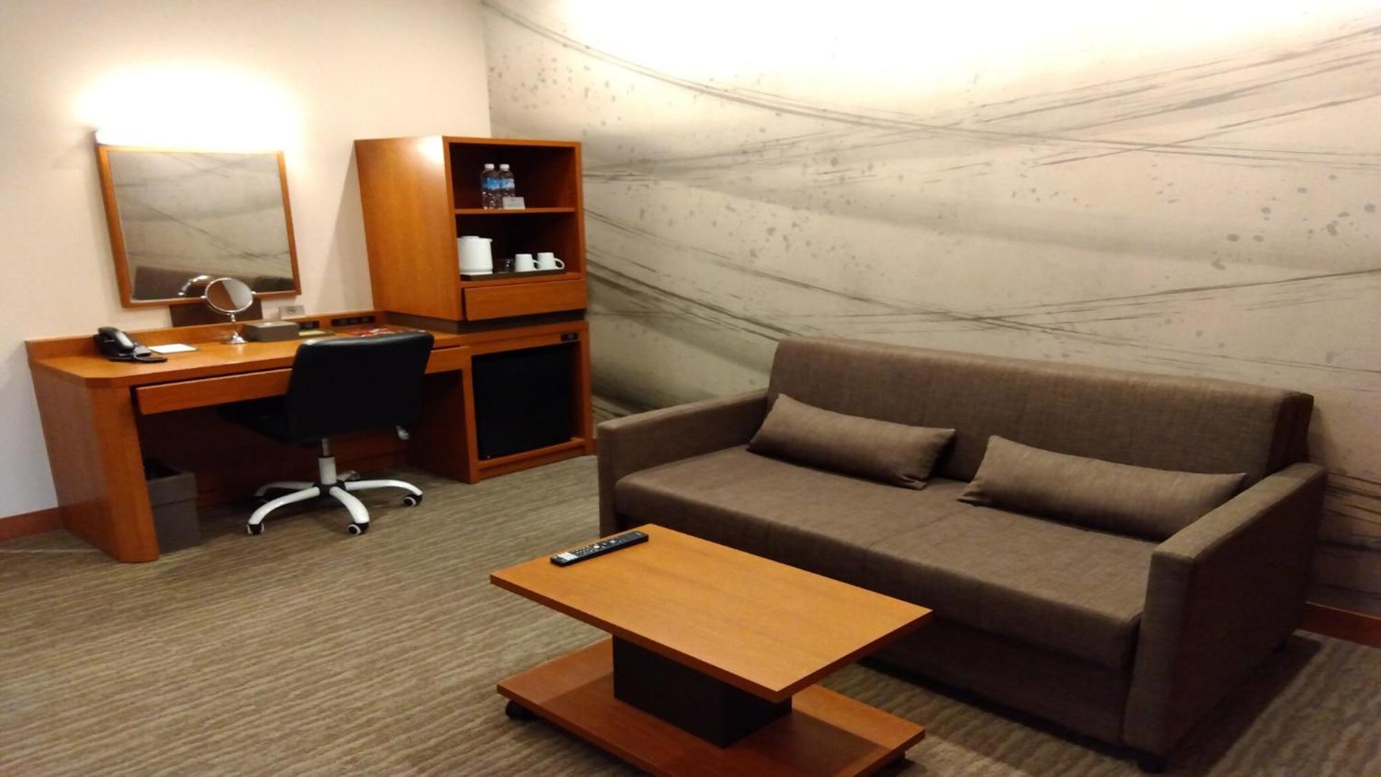 Deluxe Corner Twin Room with Bay View