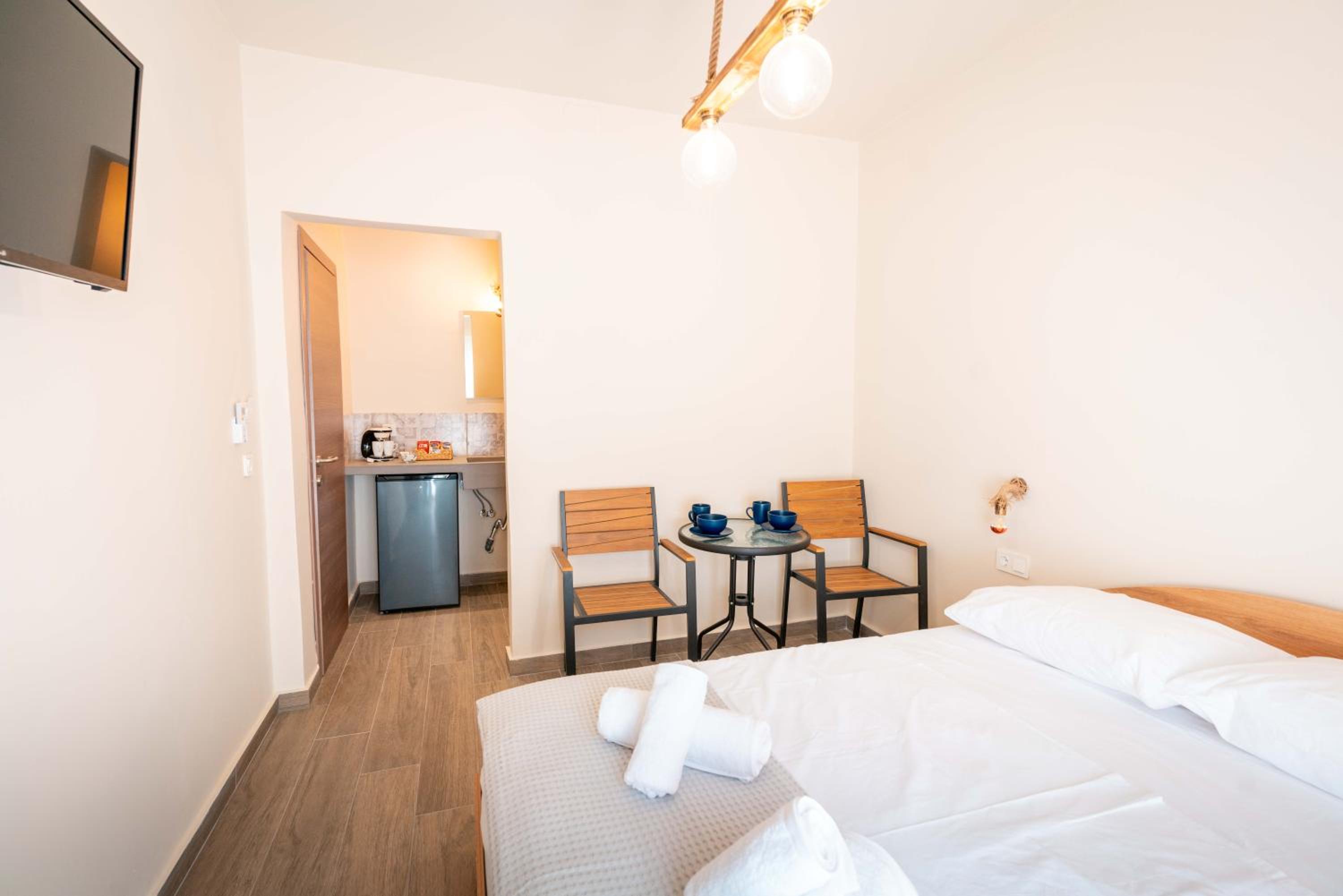 Deluxe Double Room with Side Sea View photo 3