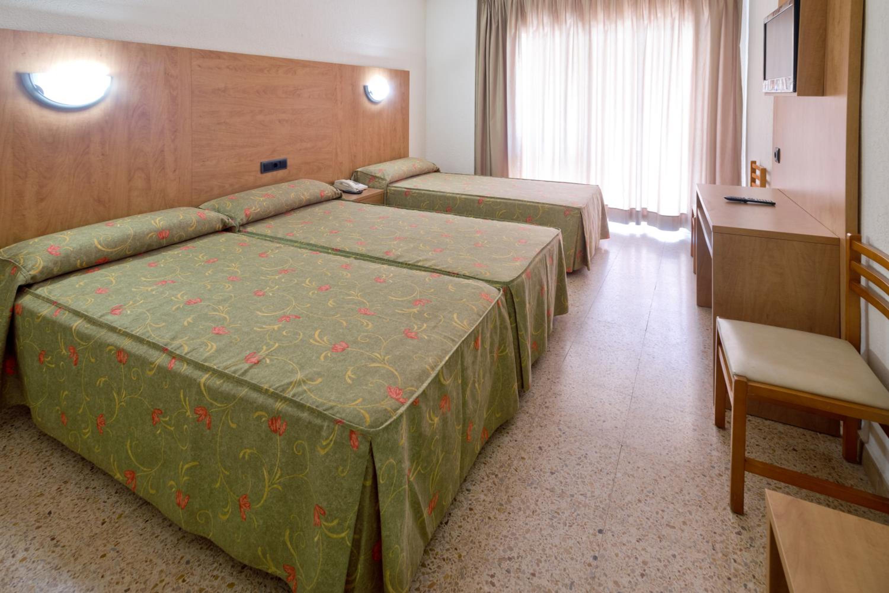 Habitación Triple con Balcón (2 Adultos + 1 Niño)