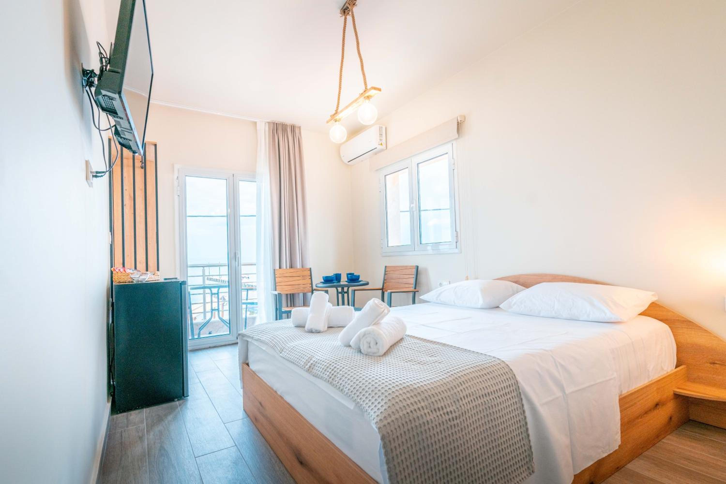 Deluxe Double Room with Balcony and Sea View photo 3