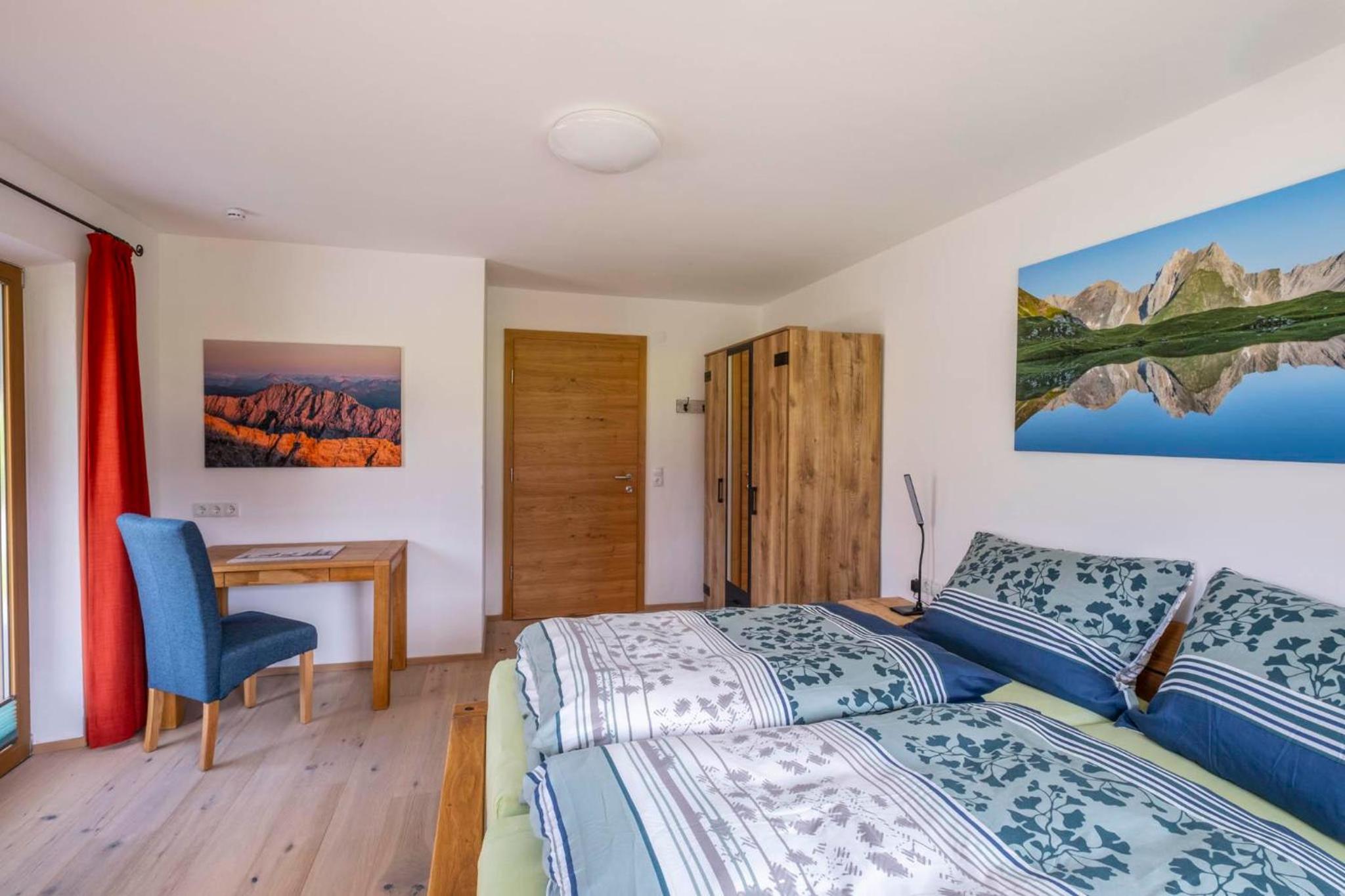 Three-Bedroom Apartment with Shower photo 1