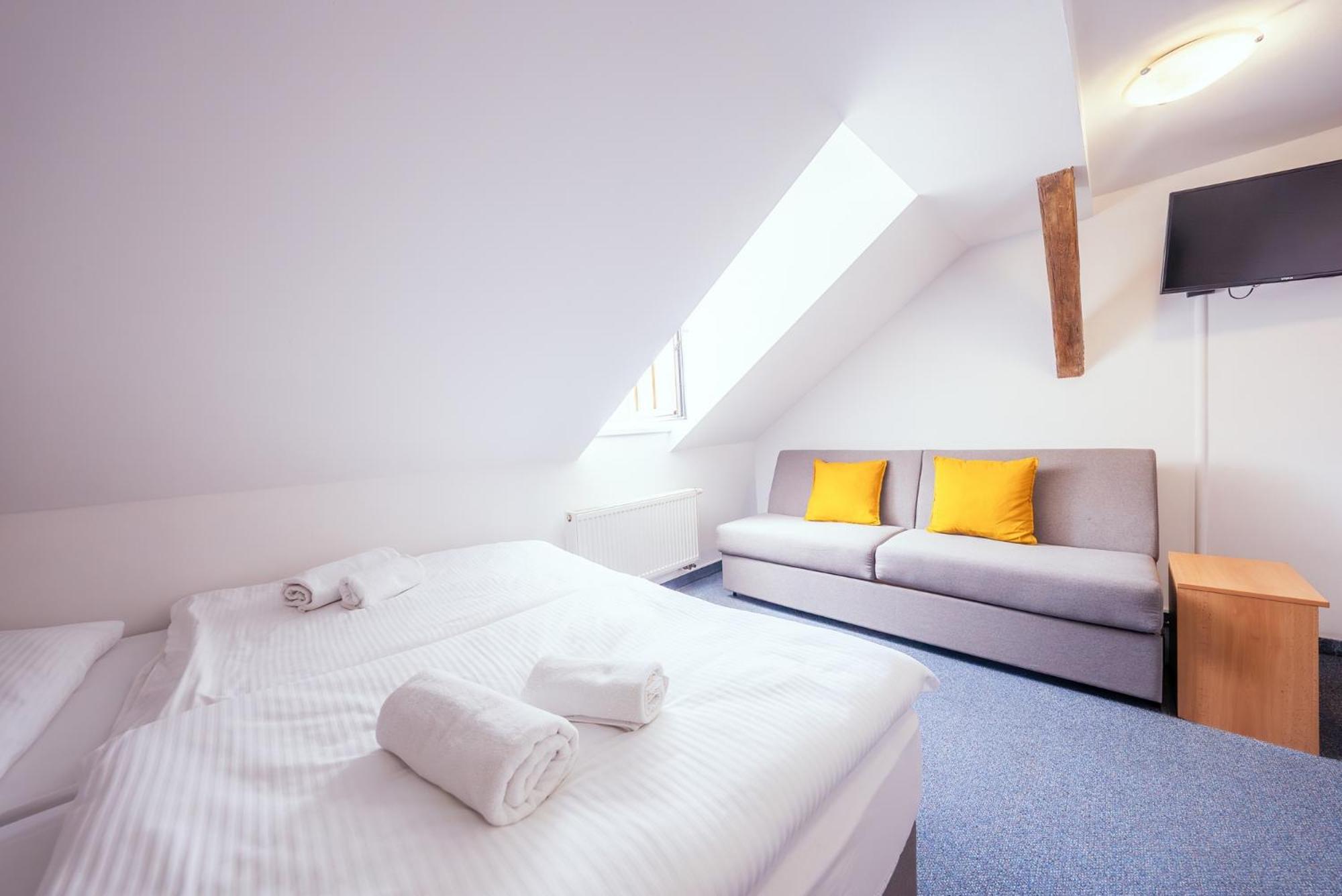 Double Room with Extra Bed photo 1