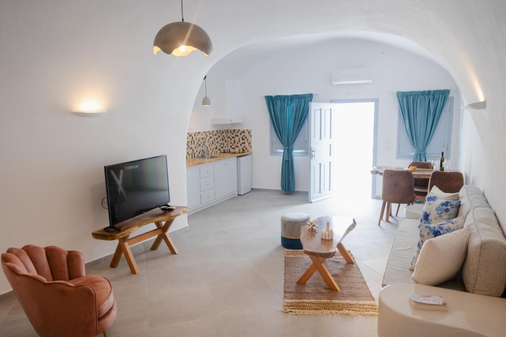 Executive Cave Suite with Jetted & Heated Plunge Pool Sea & Sunset View photo 1
