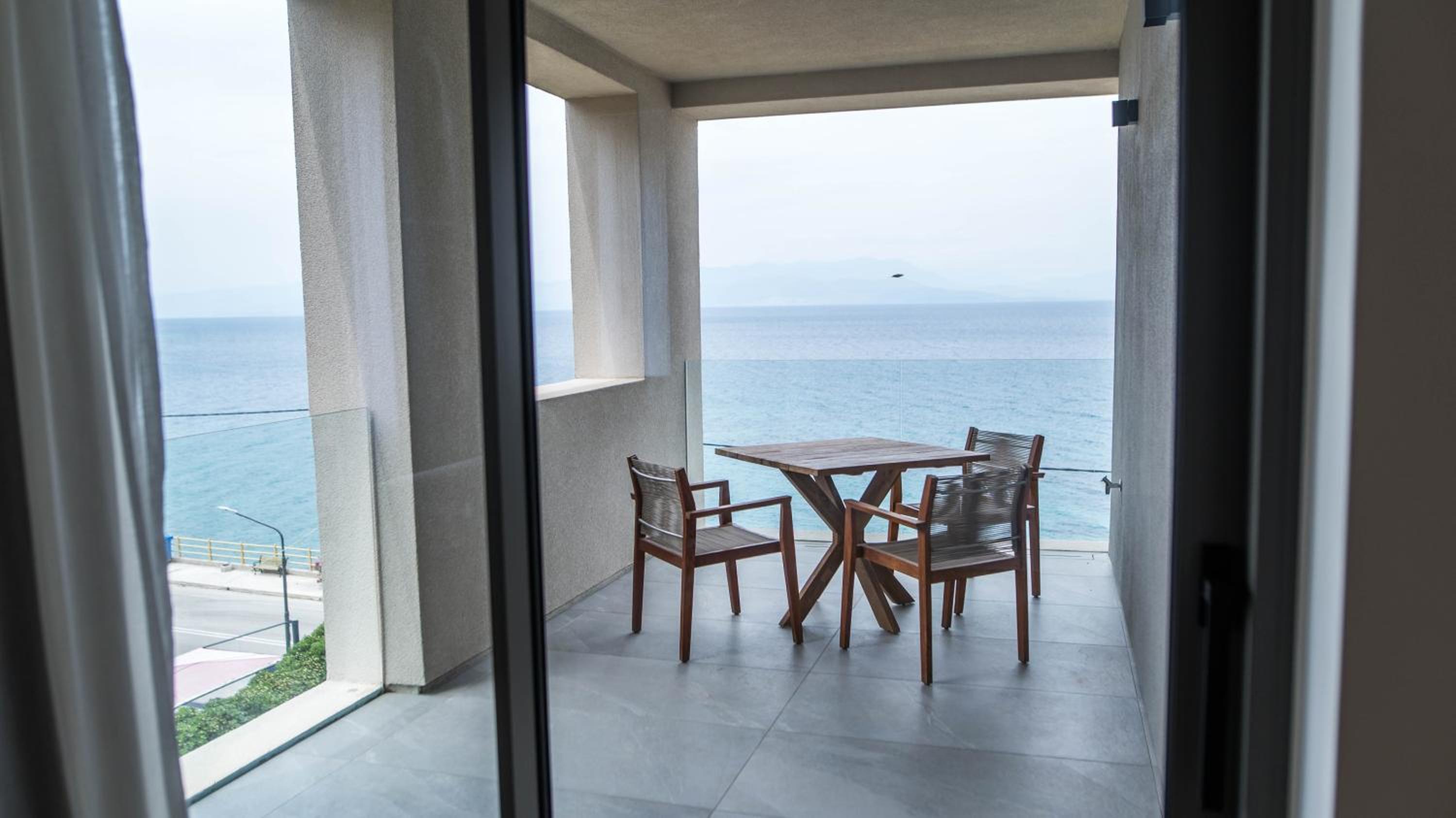 Deluxe Suite with Sea View - Photo 5