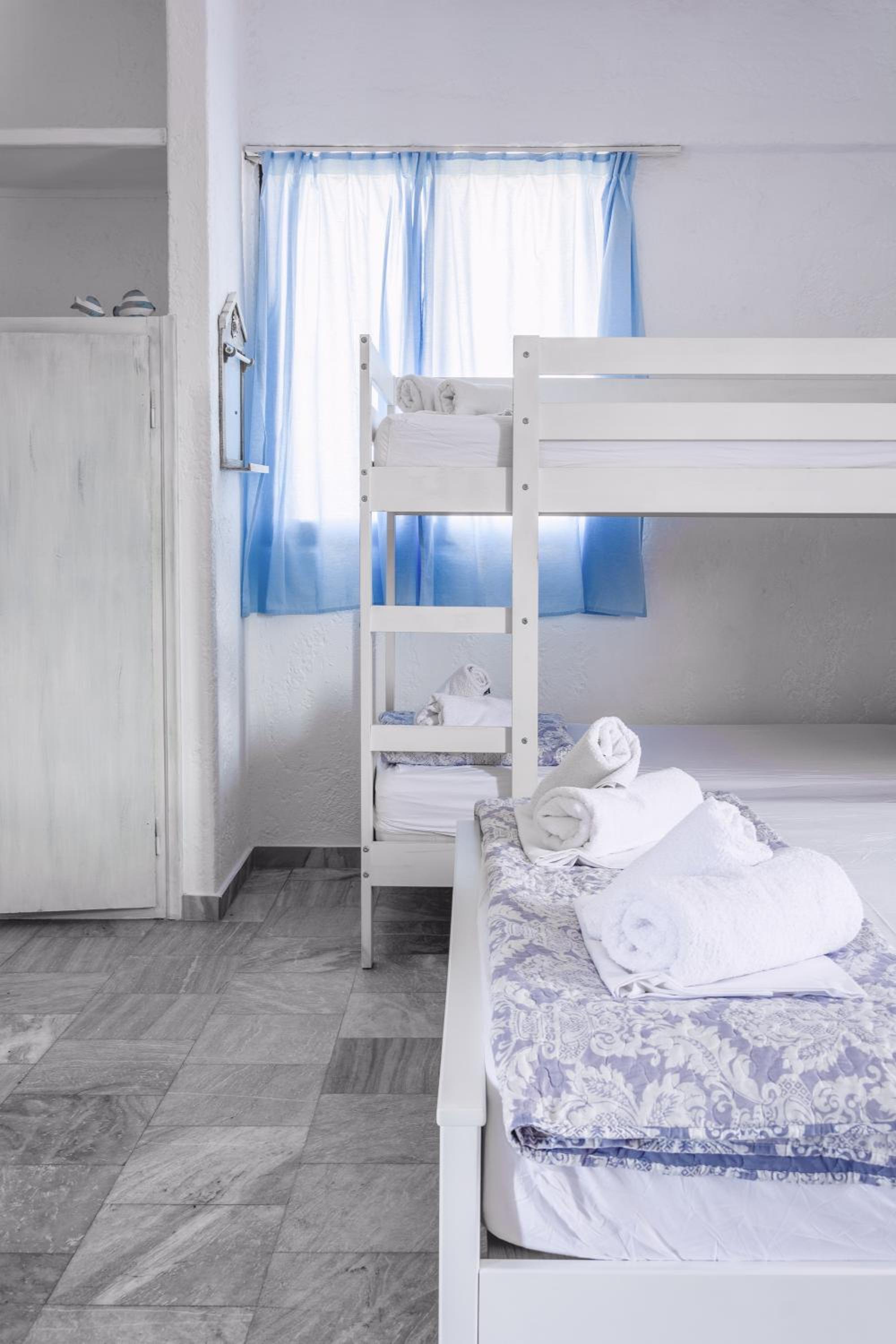 Premium Quadruple Room - Photo 11