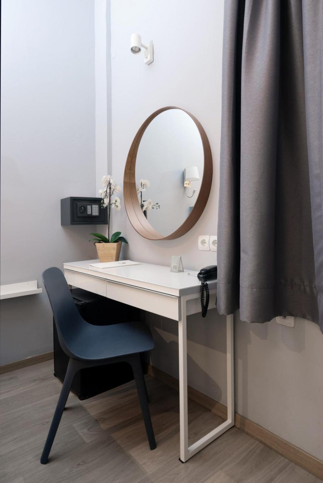 Twin Room Interior View - Photo 2