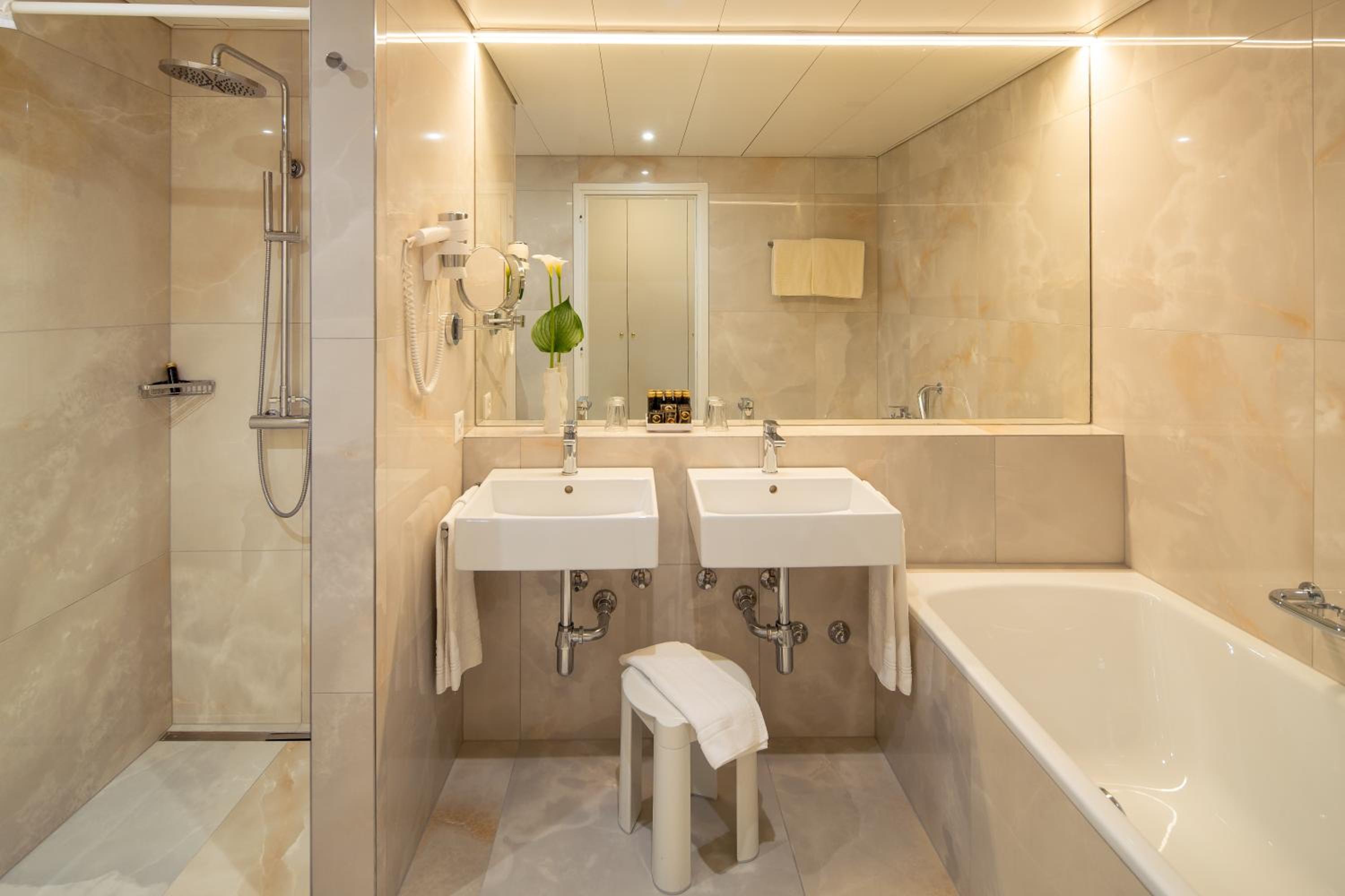 Deluxe Double Room with Terrace and Lake View photo 2