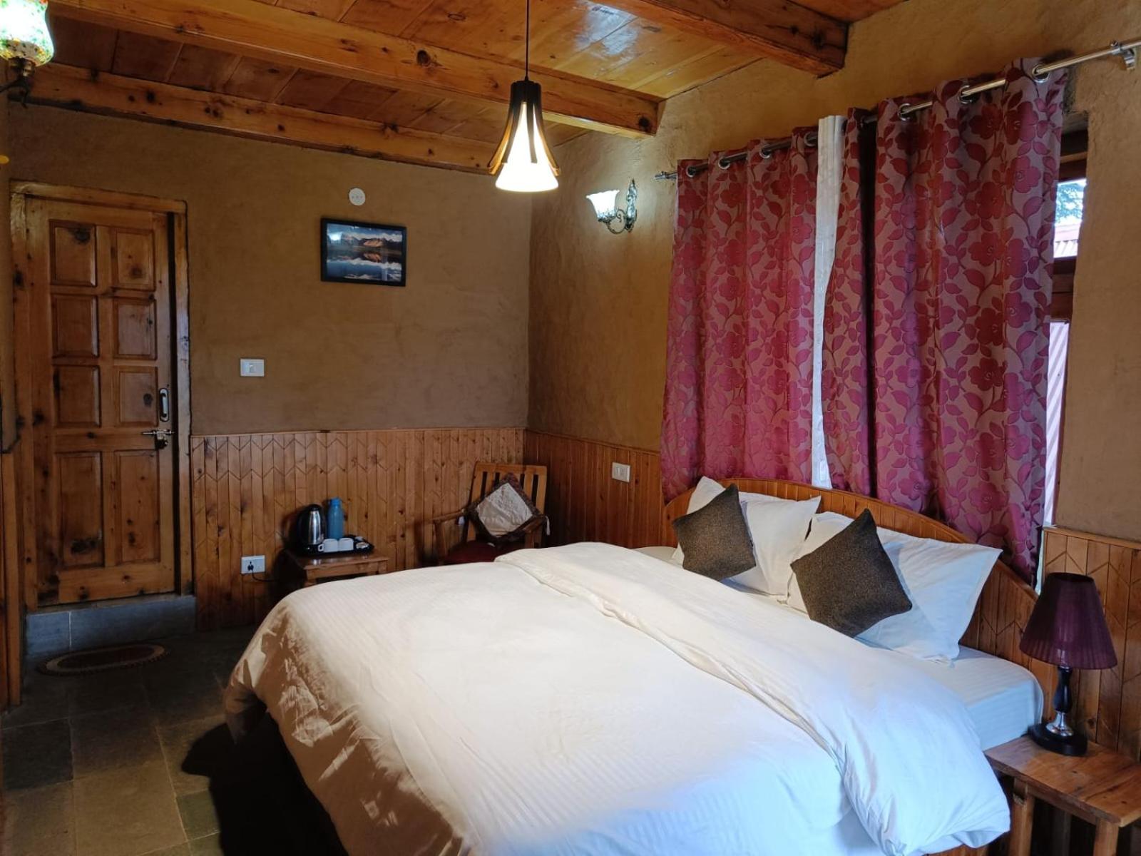 Deluxe Double Room with Balcony photo 2