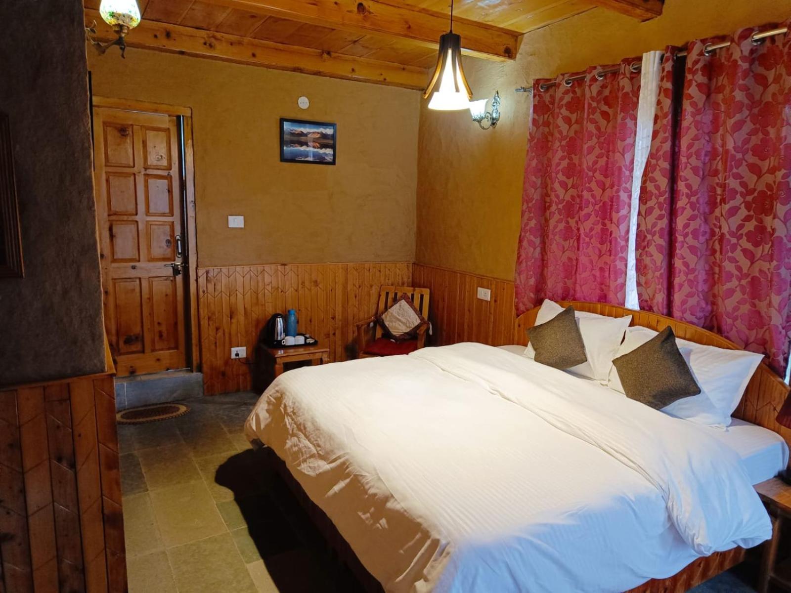 Deluxe Double Room with Balcony photo 3
