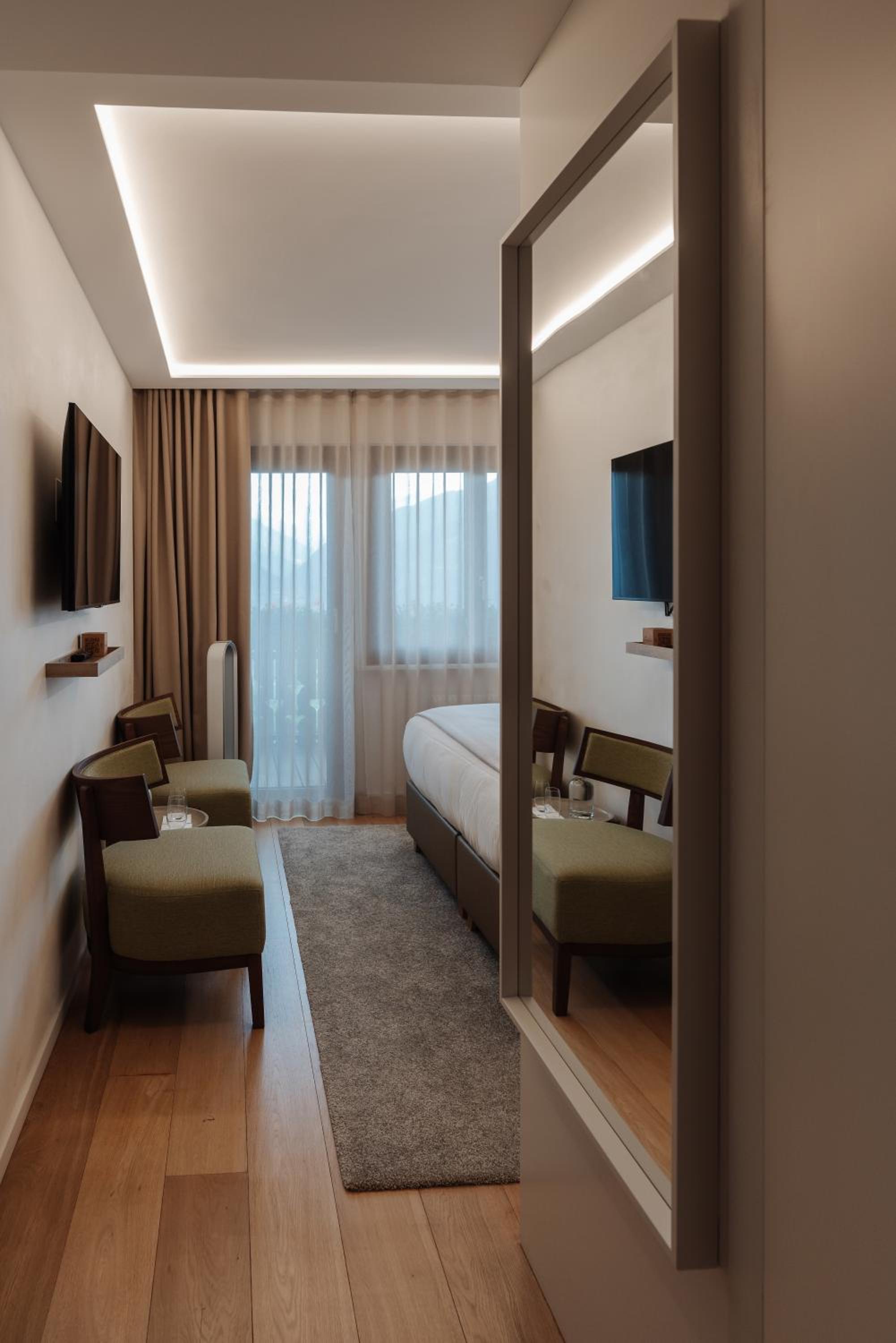 Deluxe Double Room with Balcony - Photo 5