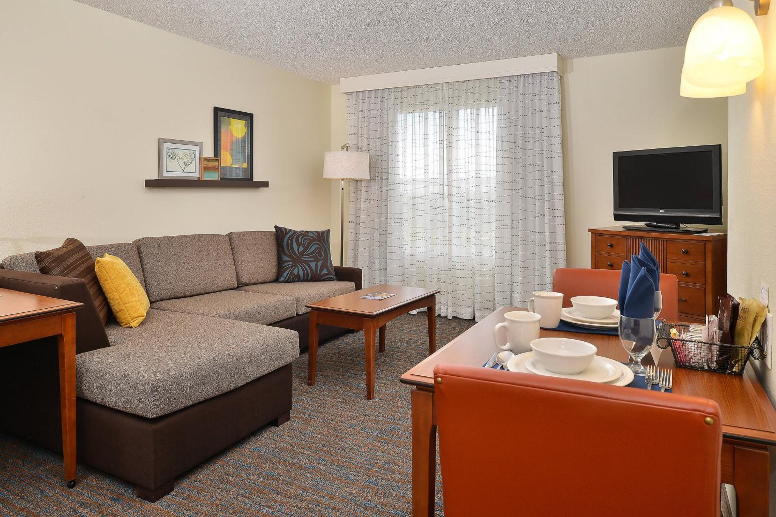 One-Bedroom Queen Suite - Photo 2