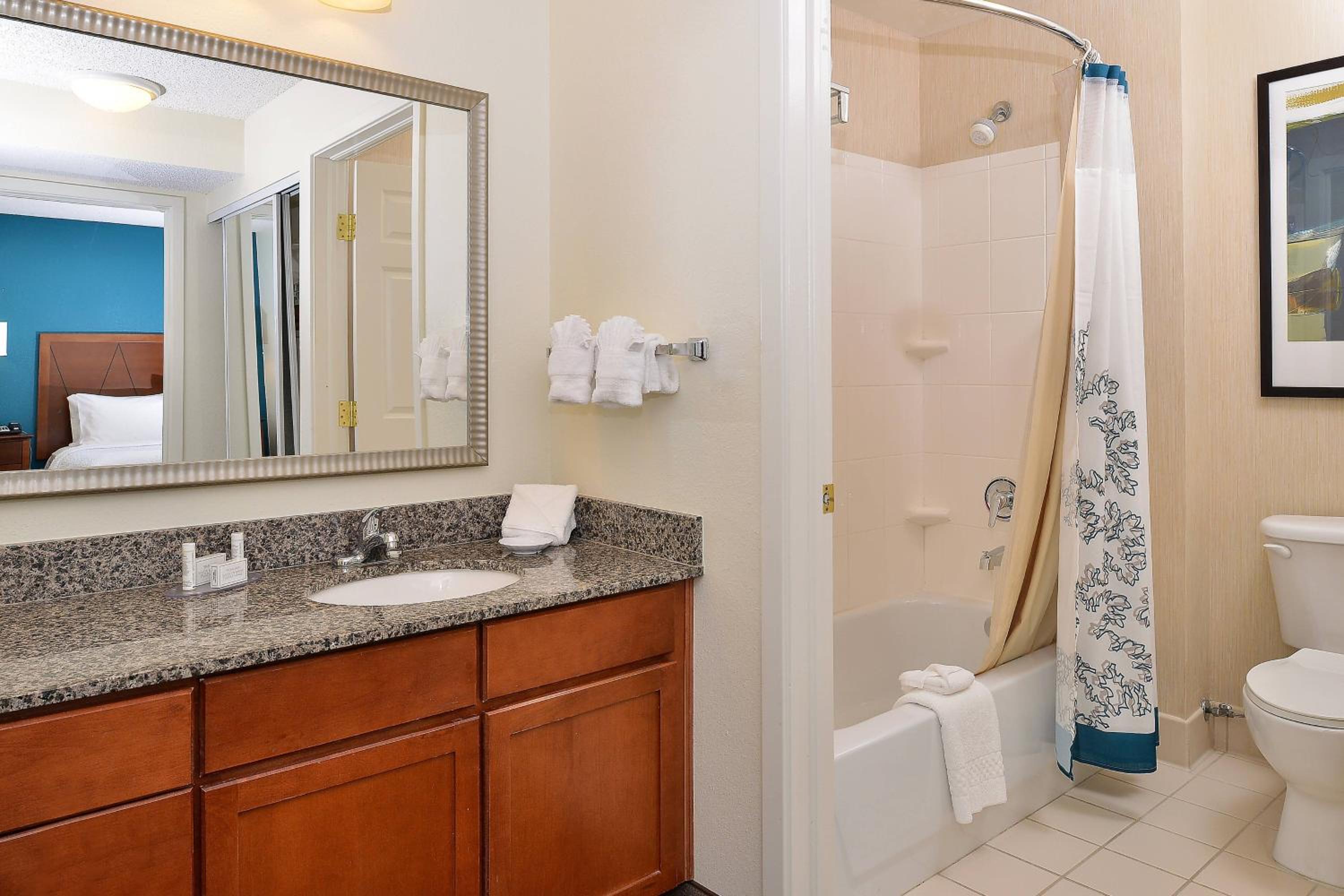 One-Bedroom Queen Suite - Photo 4