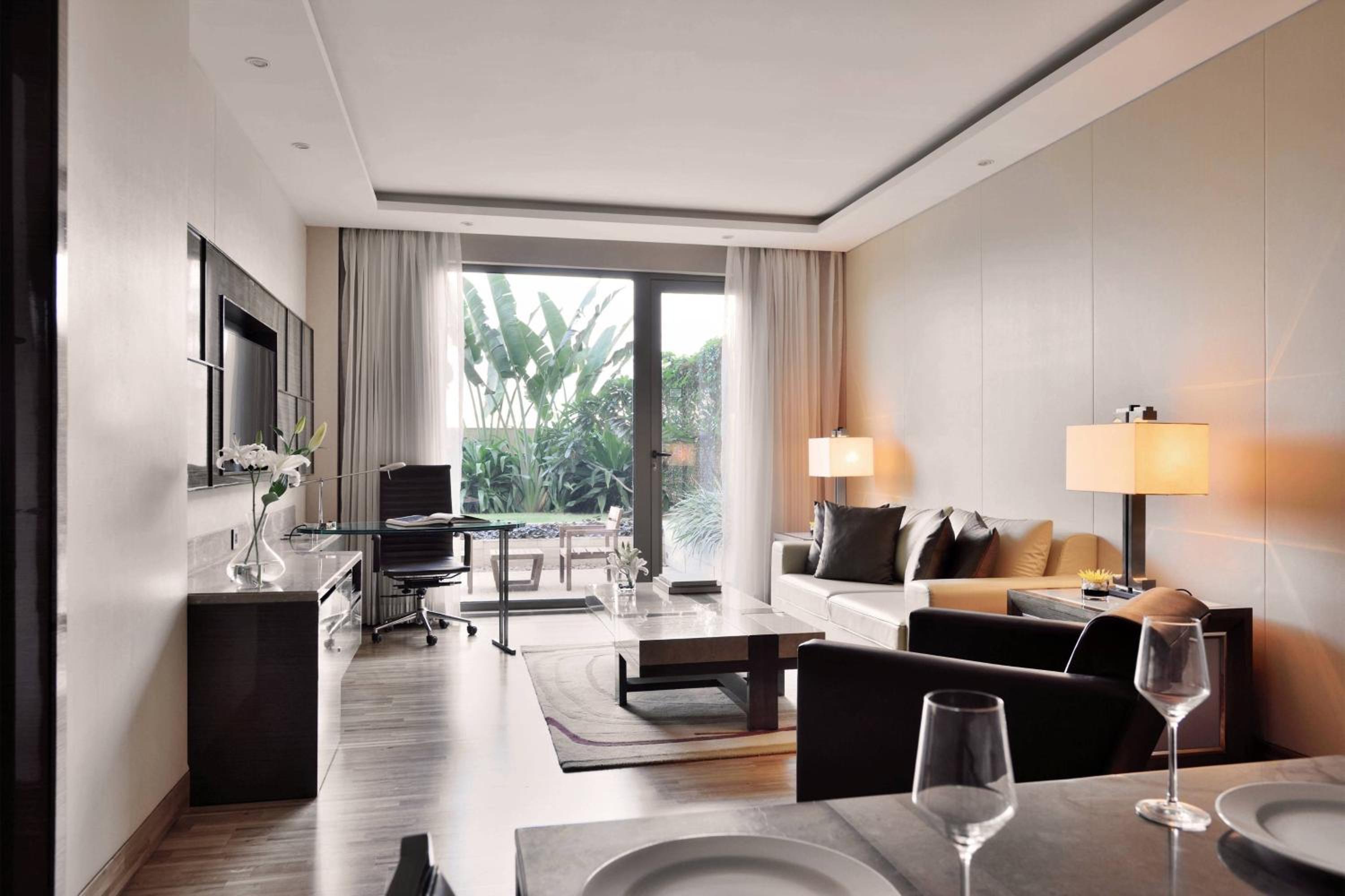 1 Bedroom Suite, Executive Lounge Access, 1 King, Balcony with complimentary two-way airport transfers 1 Bedroom Suite, Executive Lounge Access, 1 King, Balcony with complimentary two-way airport transfers