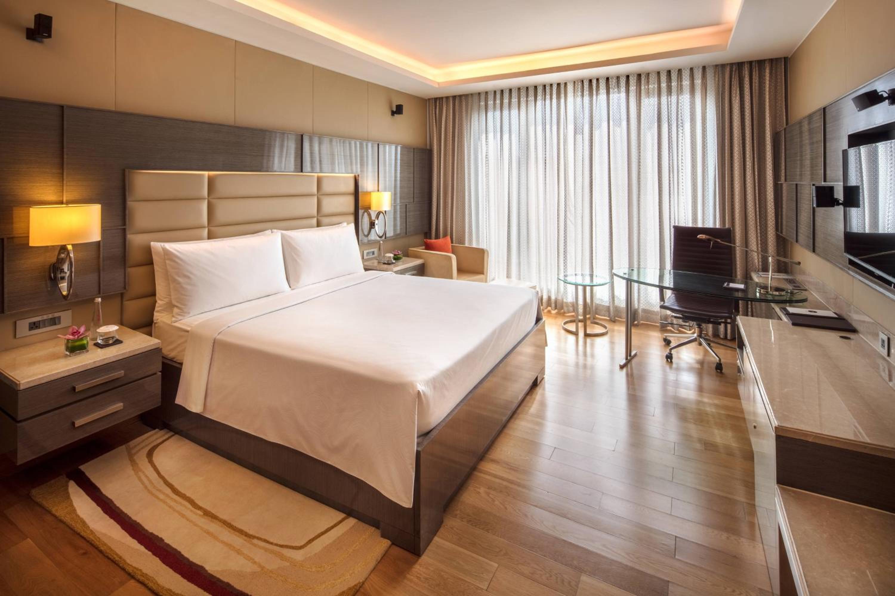 One-Bedroom Panoramic Suite - Executive Lounge Access & complimentary two-way airport transfers