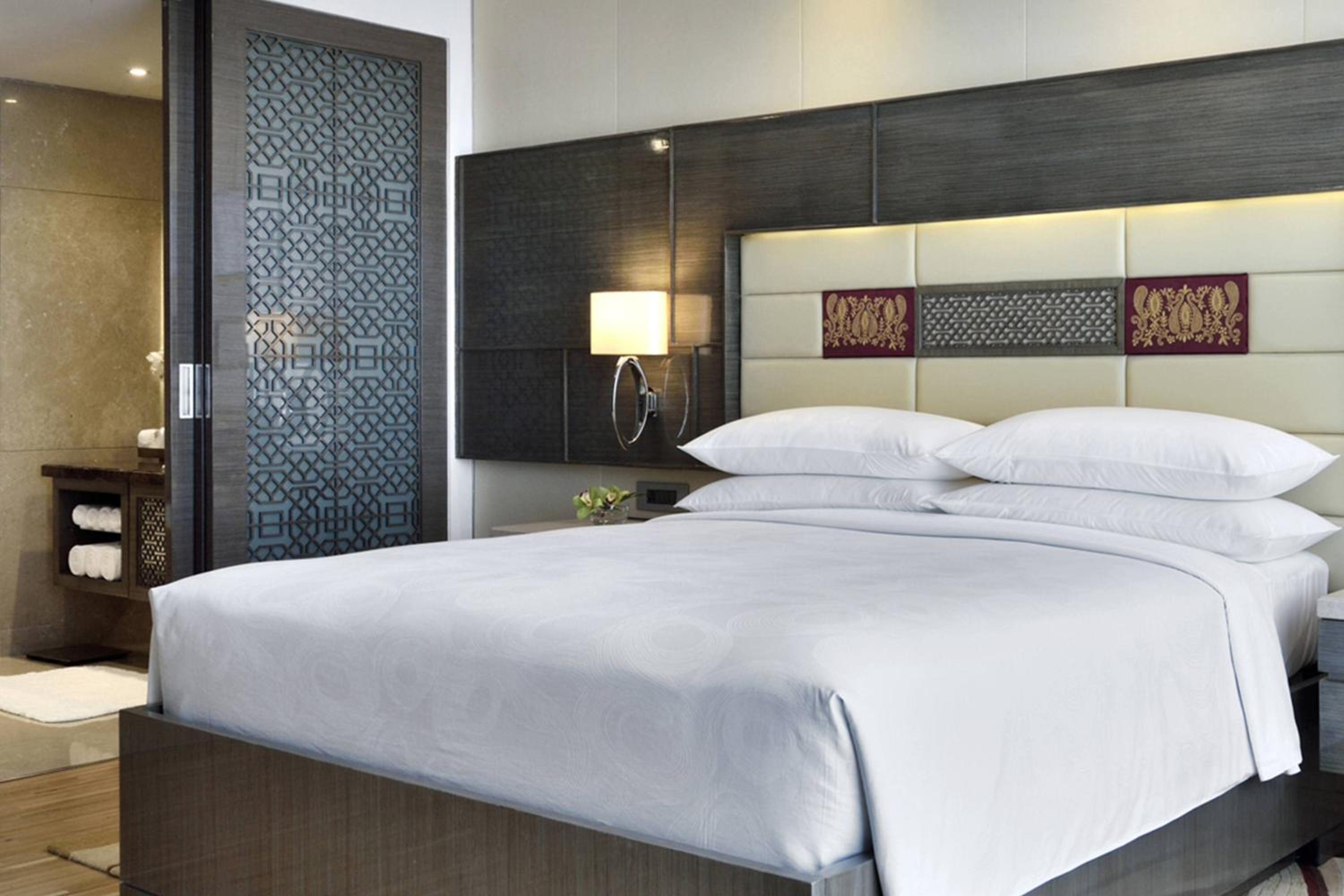 Guest room, 1 King, City view