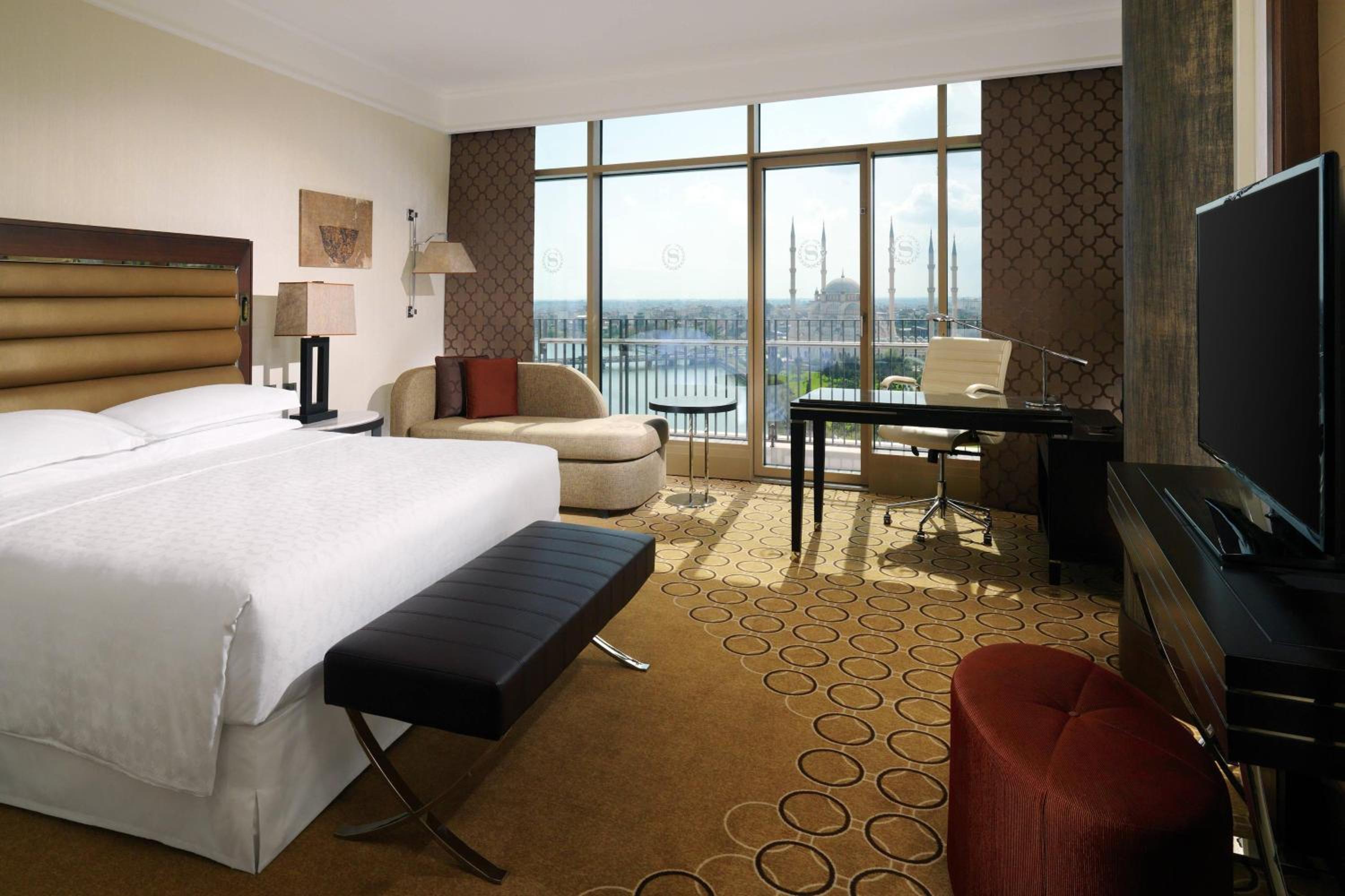 Club Room, Club lounge access, Guest room, 1 King,River view