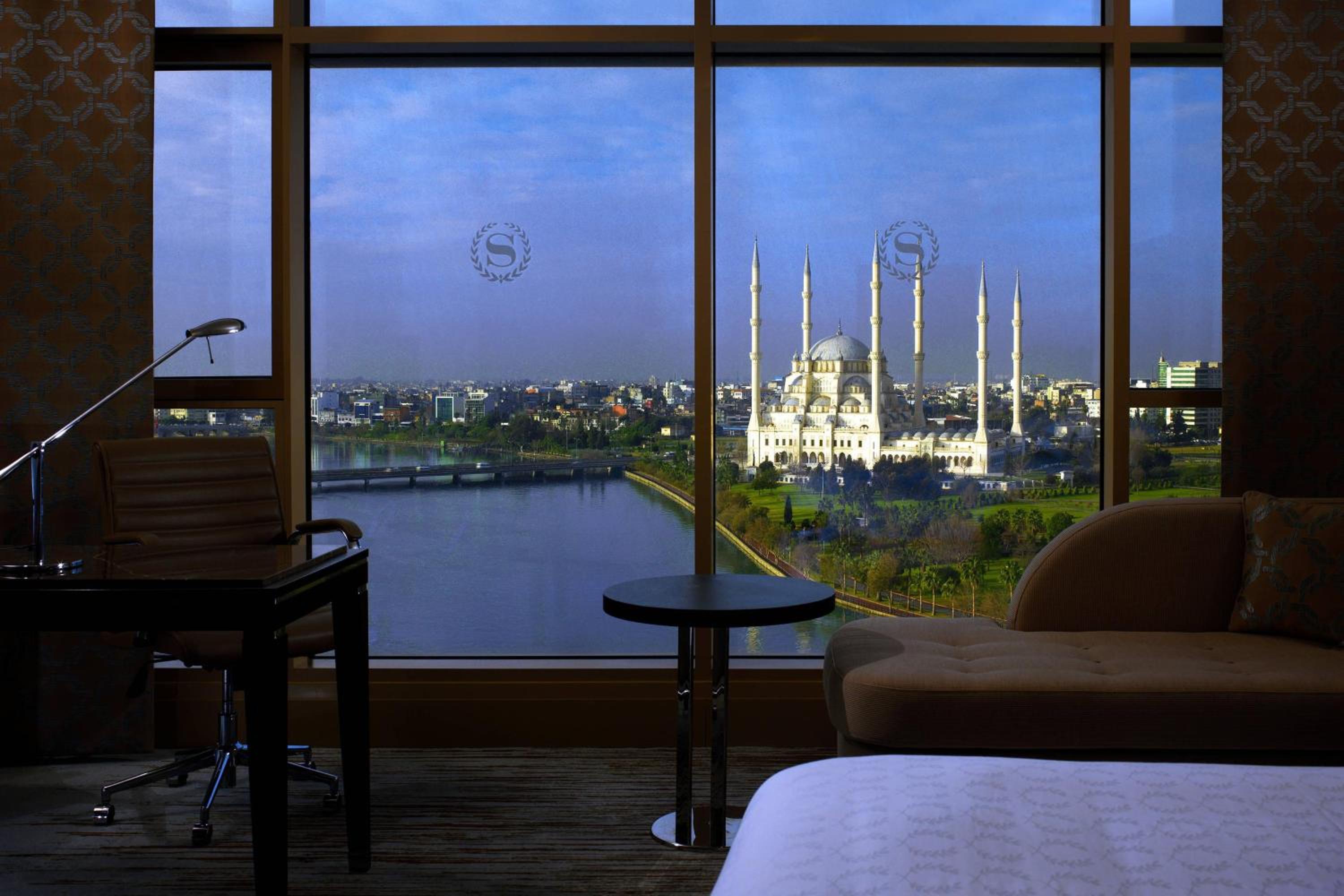 Club Room, Club lounge access, Guest room, 1 King,River view