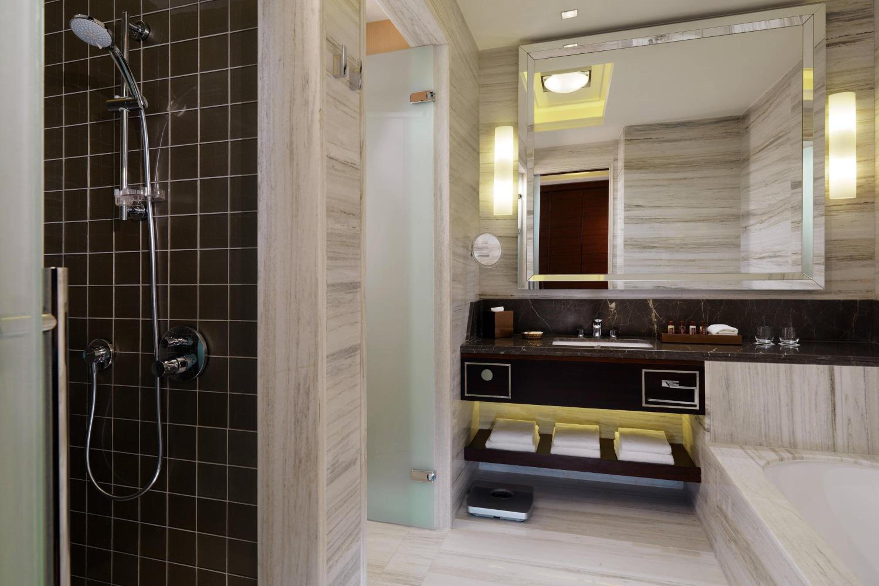 Club Room, Club lounge access, Guest room, 1 King,River view