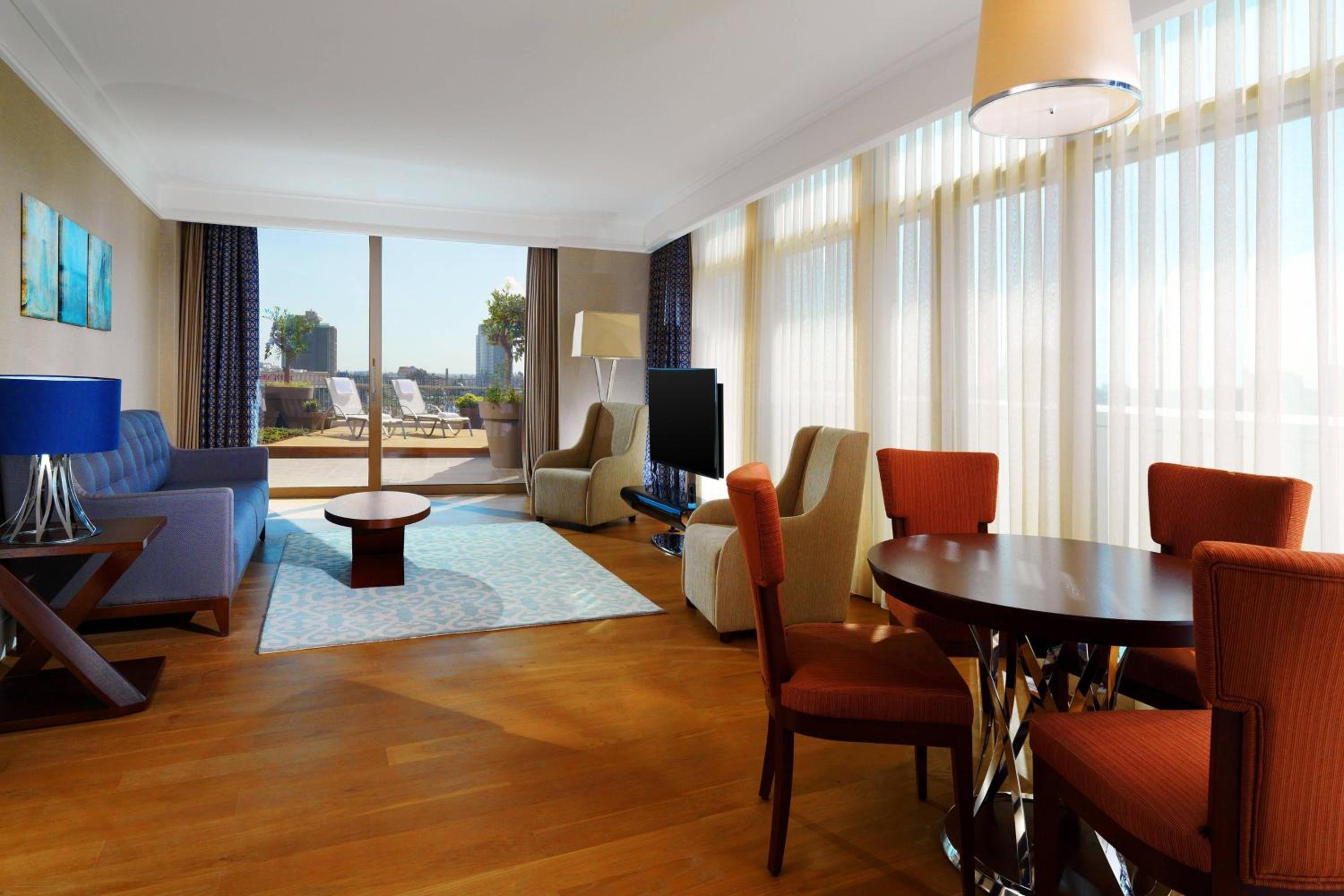 Executive Suite, Club lounge access, 1 King, River view