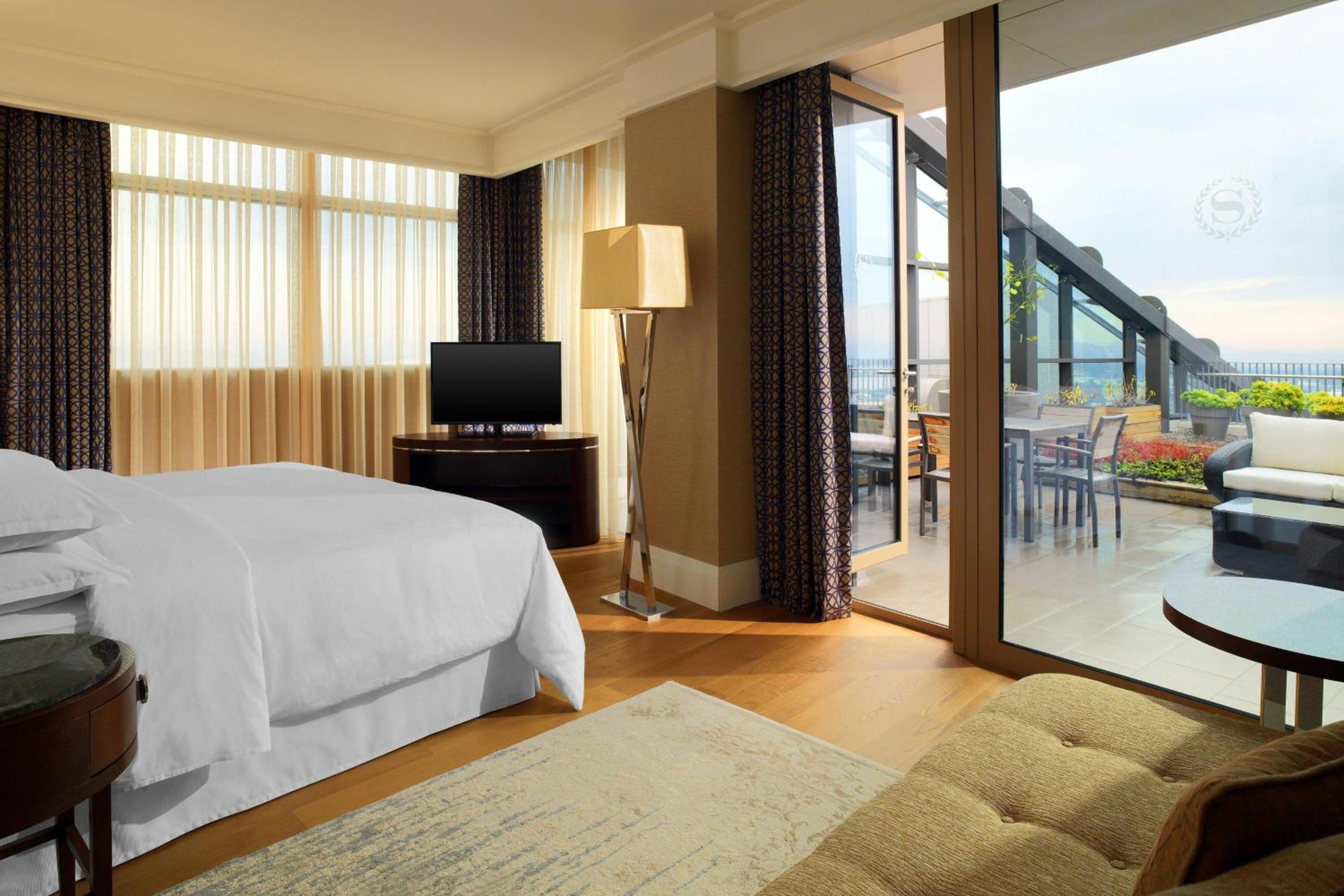 Executive Suite, Club lounge access, 1 King, River view thumbnail 6