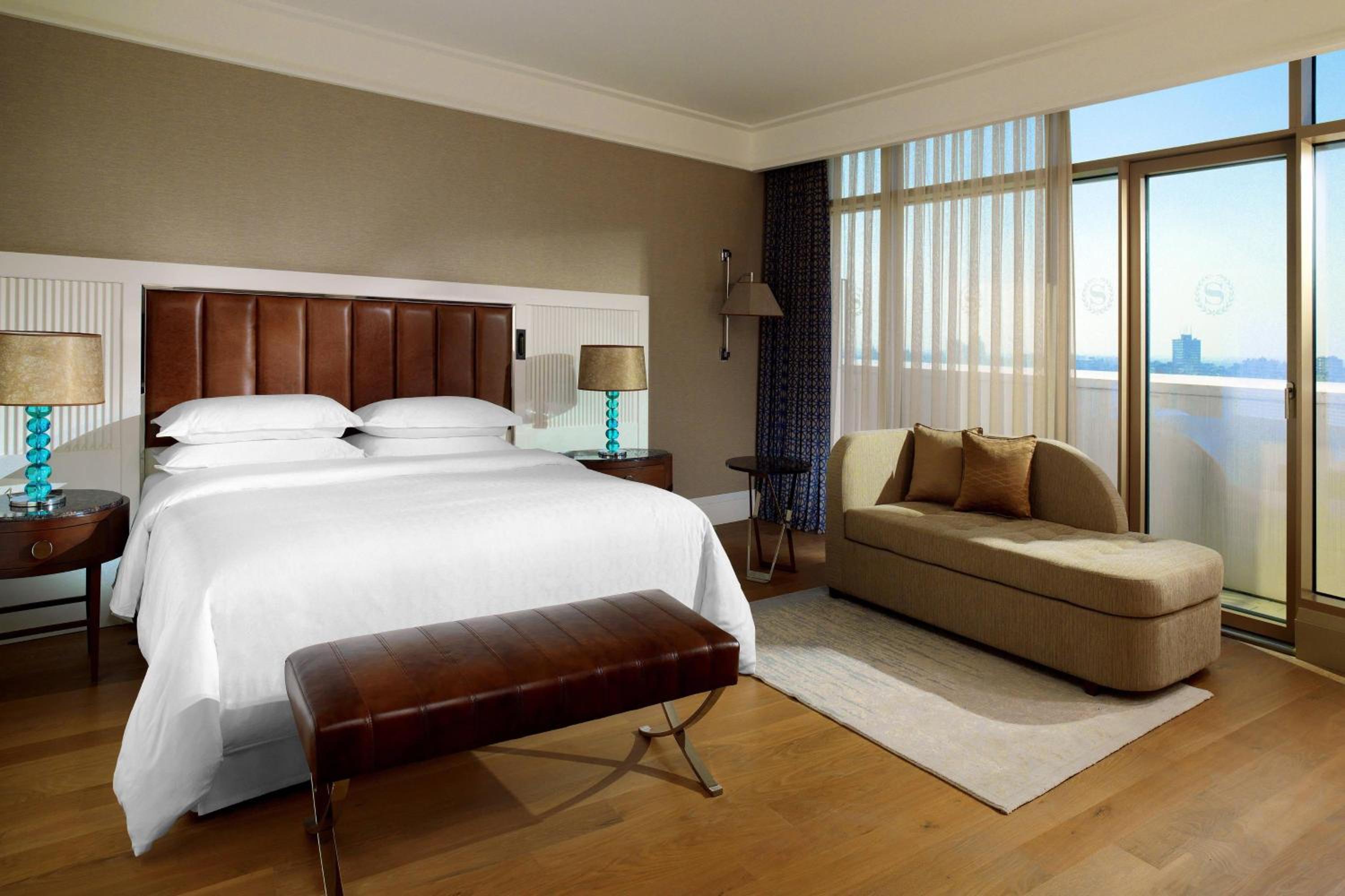 Junior Suite, Club lounge access, 1 Bedroom Suite, 1 King, River View thumbnail 5