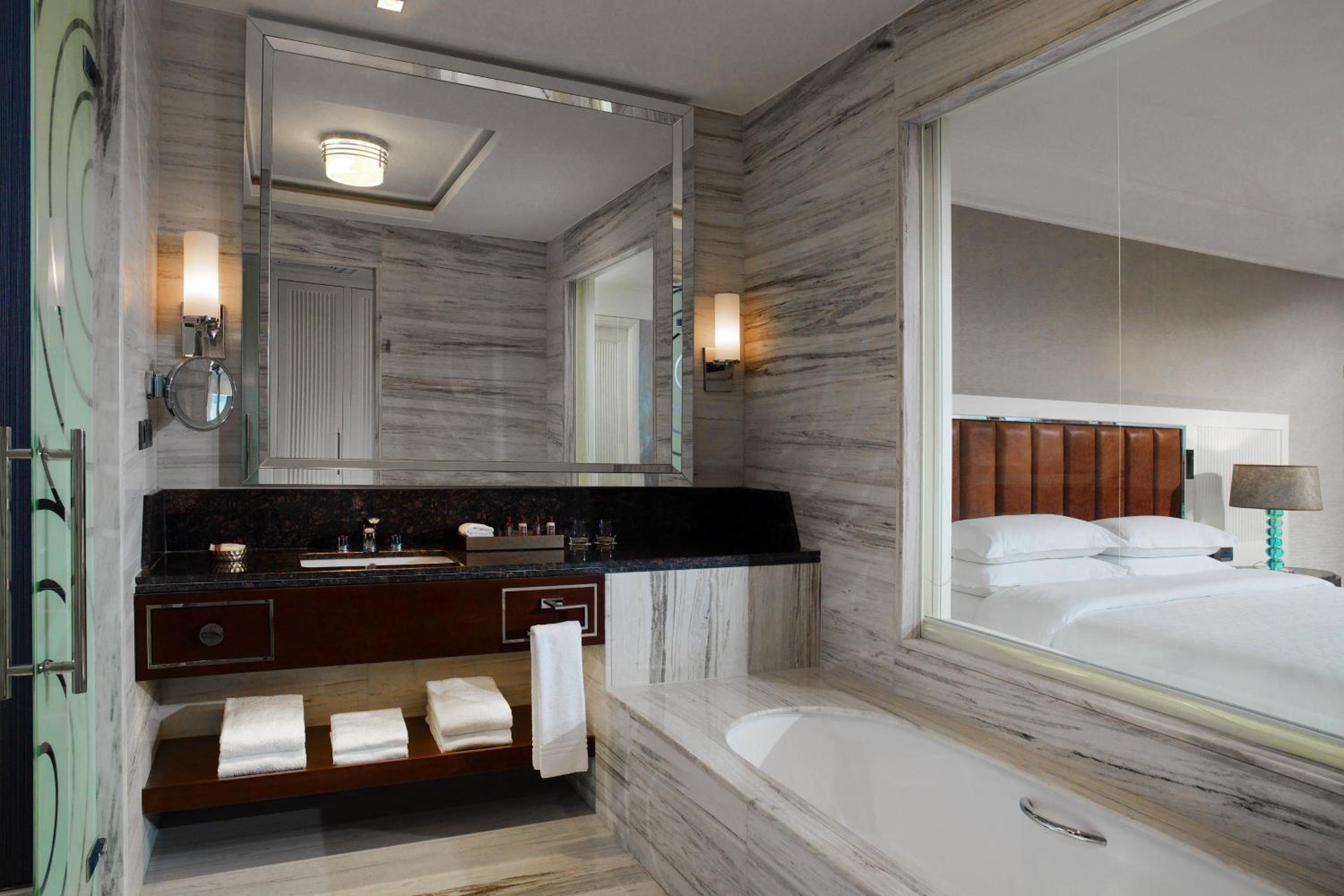 Junior Suite, Club lounge access, 1 Bedroom Suite, 1 King, River View