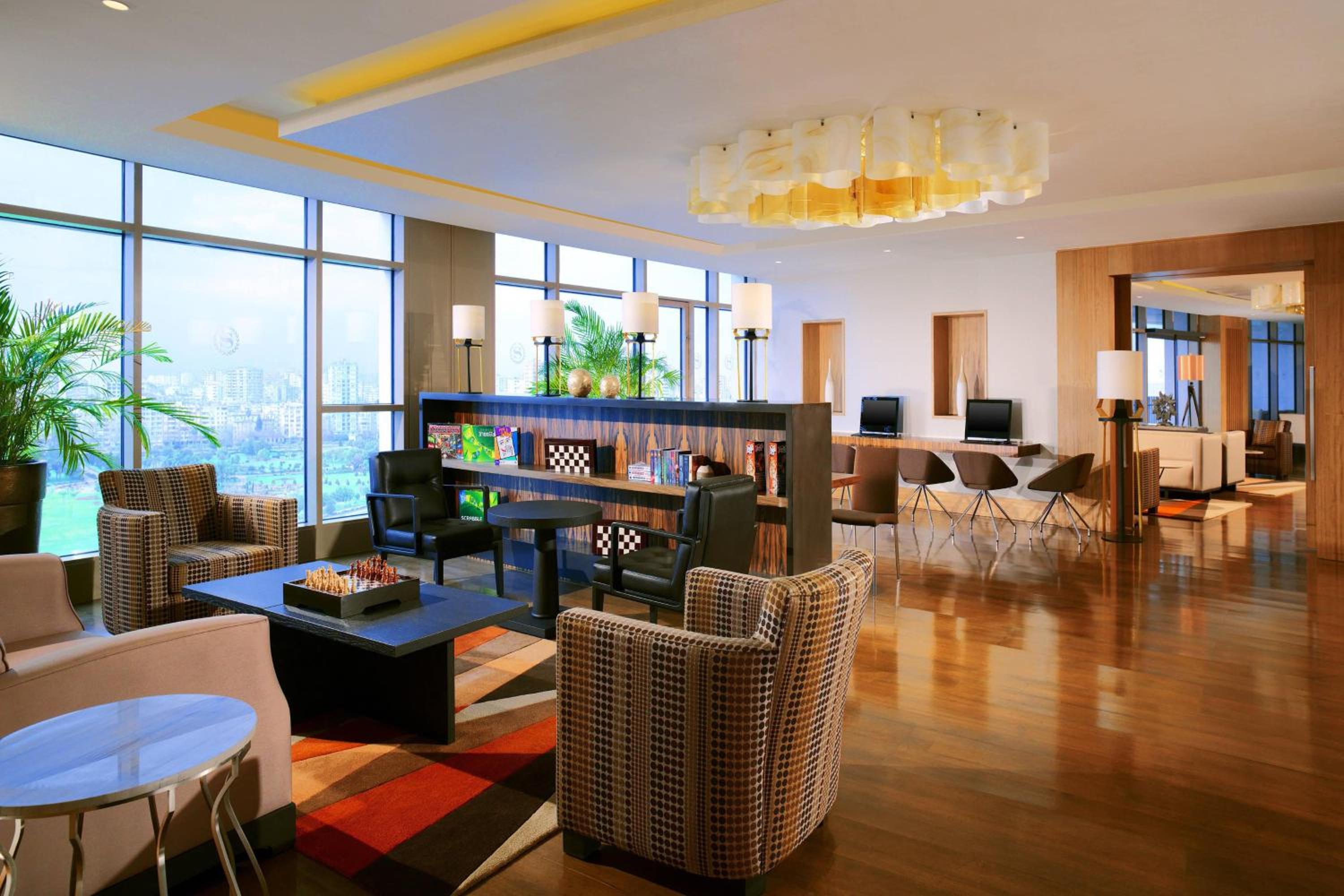 Club Room, Club lounge access, Guest room, 1 King,River view thumbnail 5