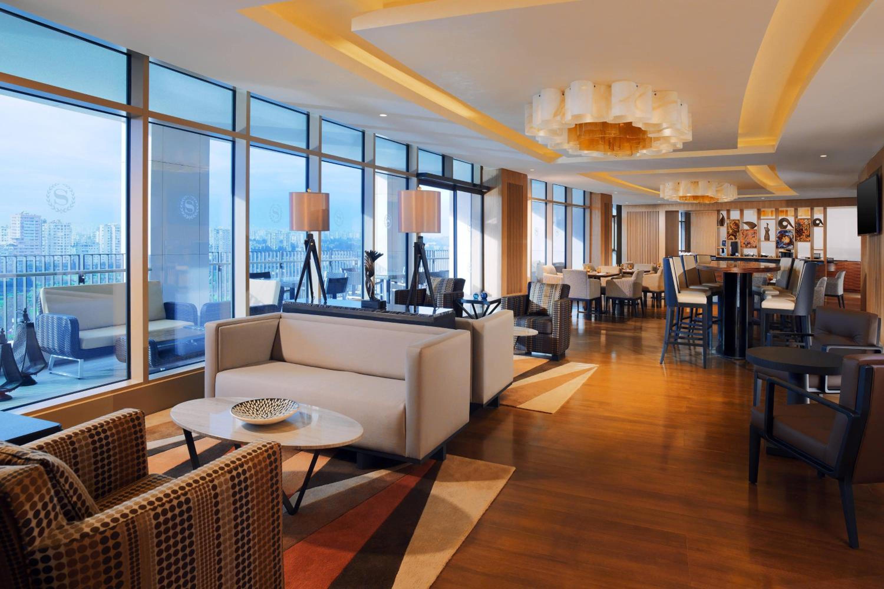 Club Room, Club lounge access, Guest room, 1 King,River view thumbnail 6