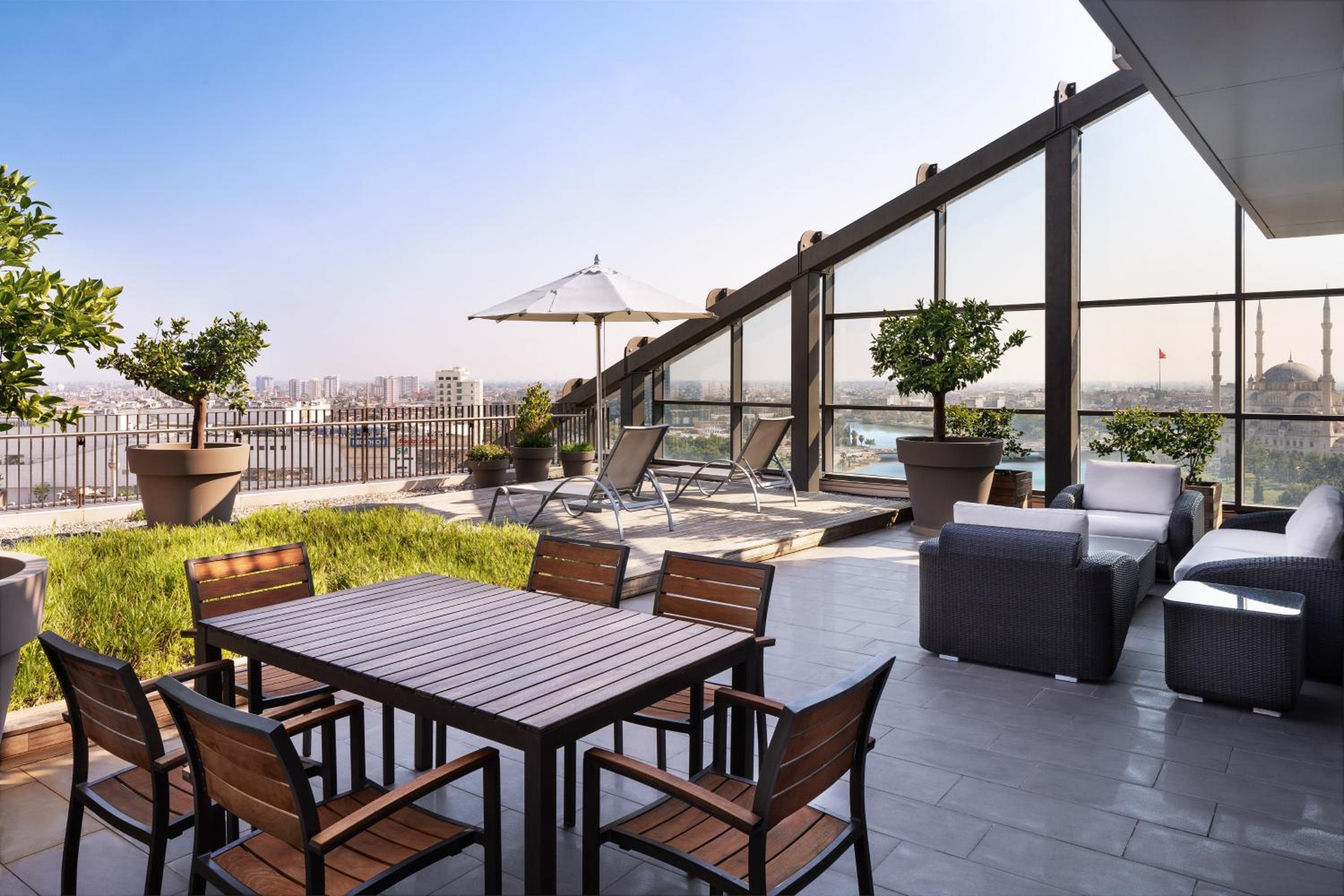 Executive Suite, Club lounge access, 1 King, River view thumbnail 5