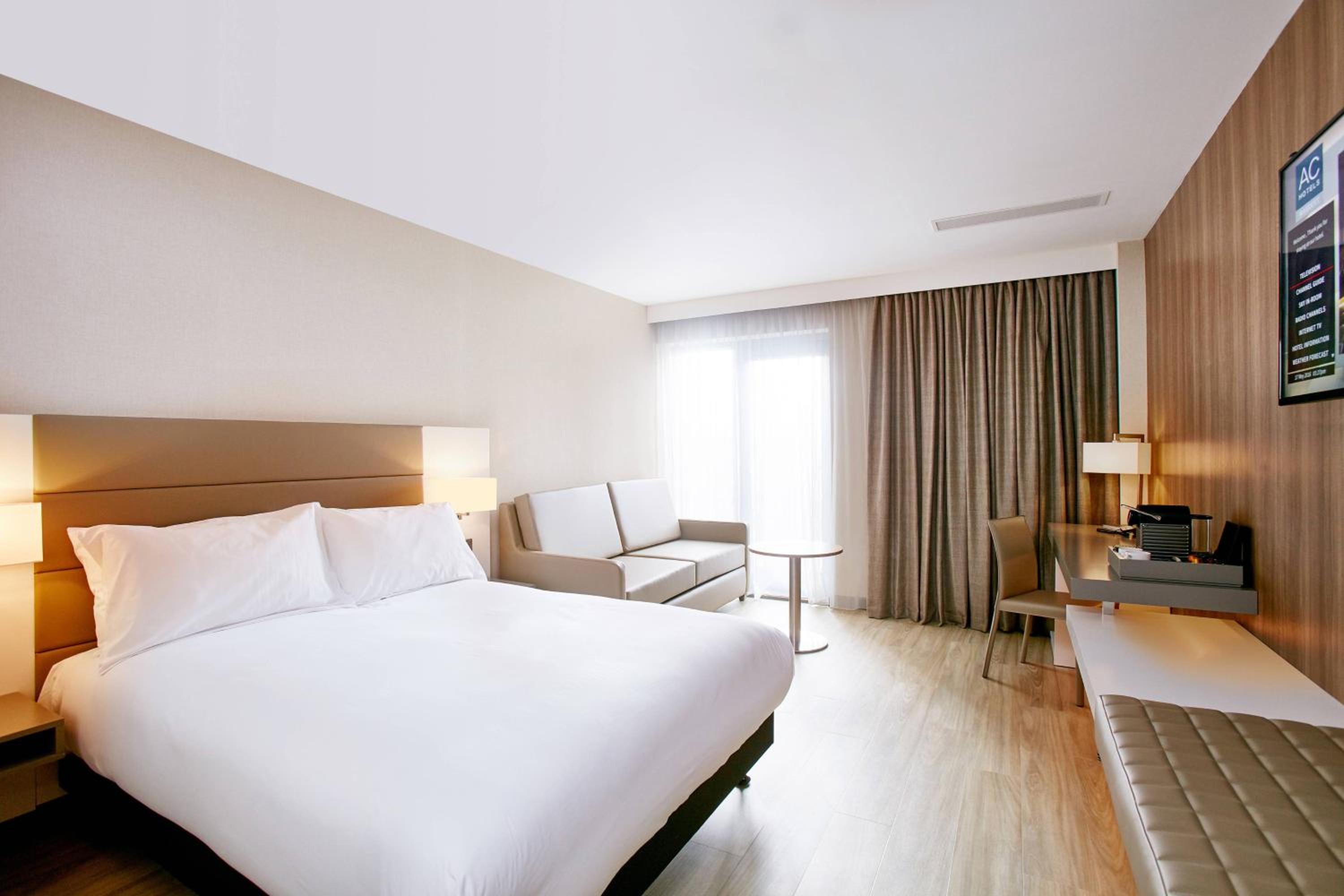 Superior Queen Room with Water View - Photo 7