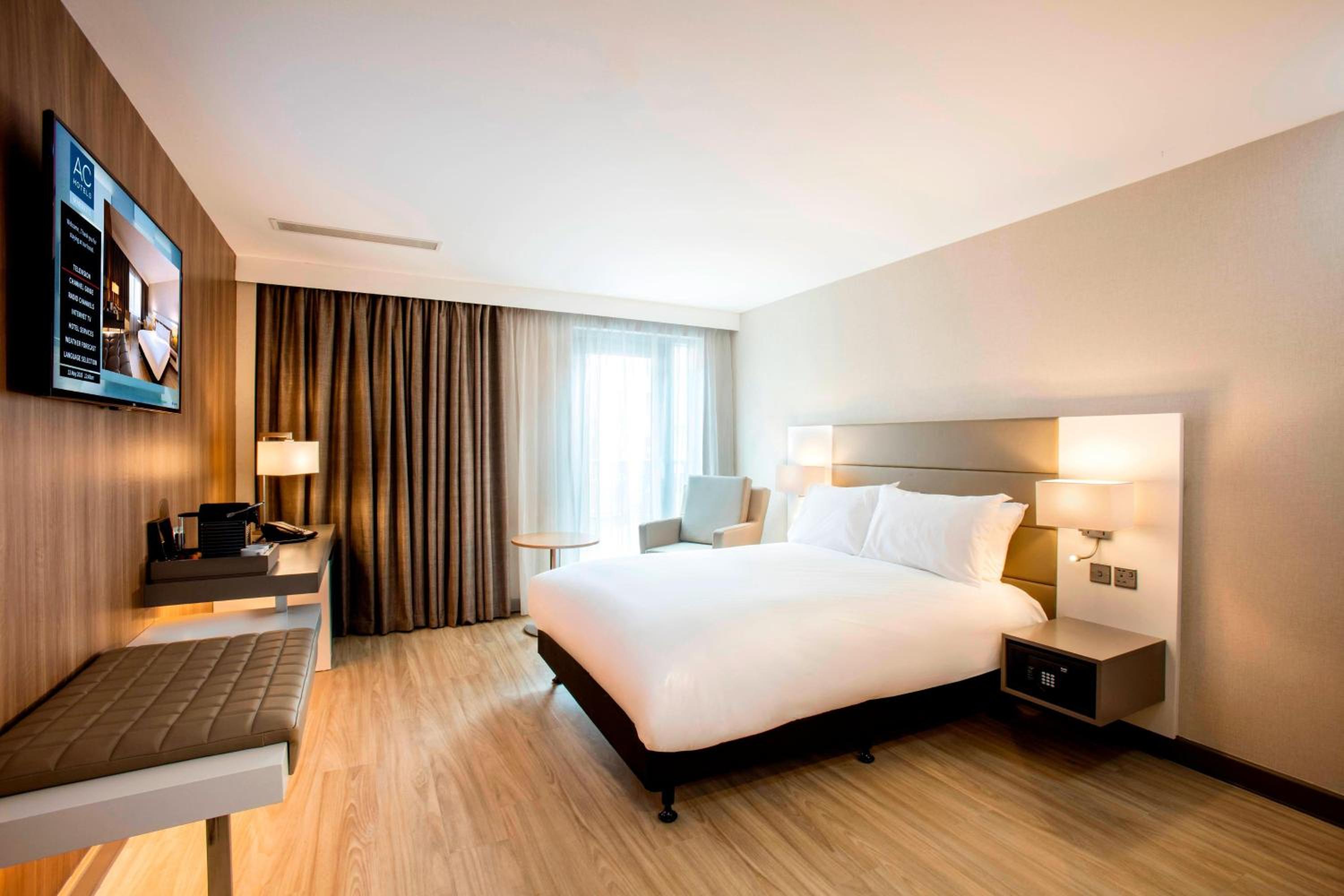 Deluxe, Guest room, 1 King - Photo 3