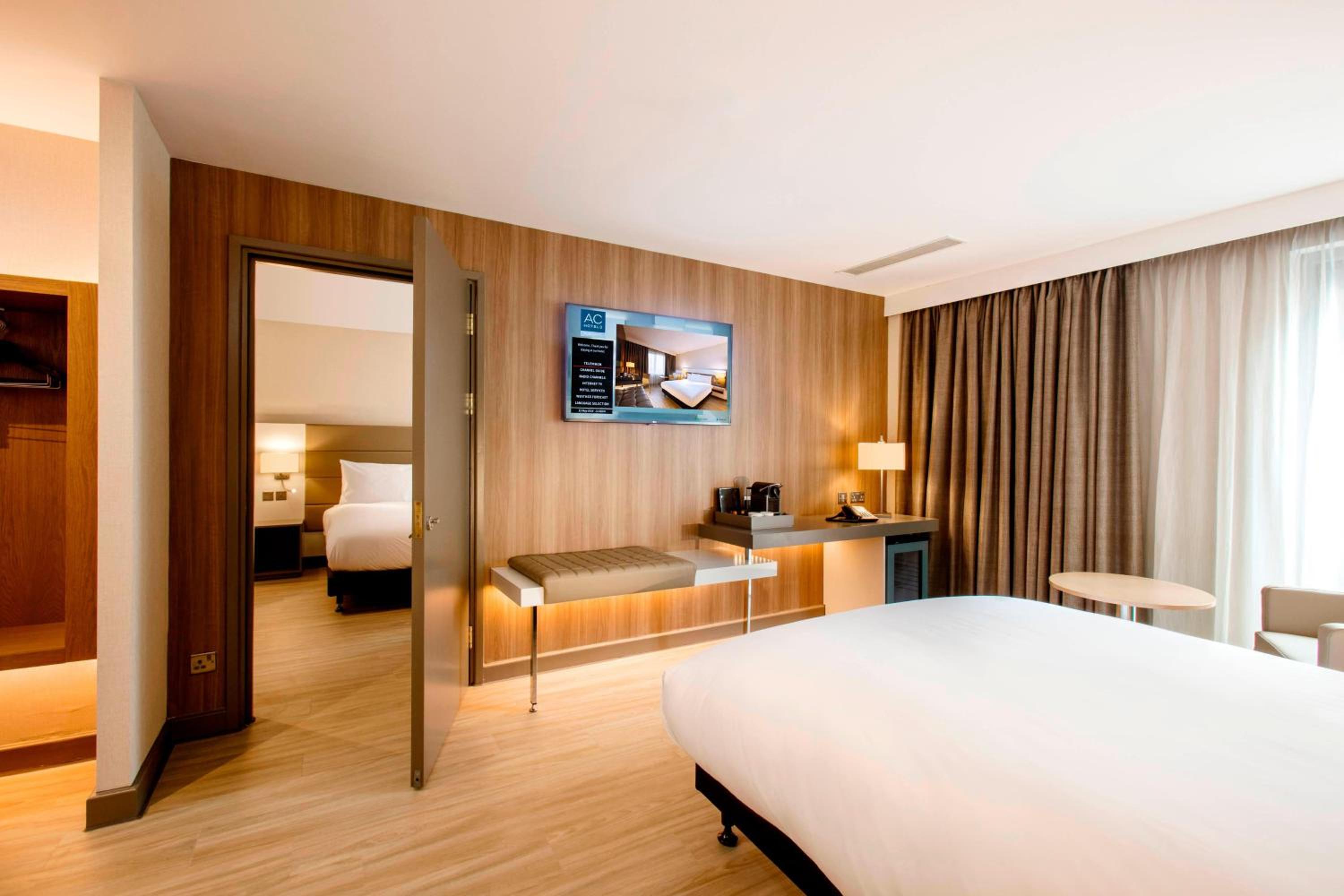 Deluxe, Guest room, 1 King - Photo 4