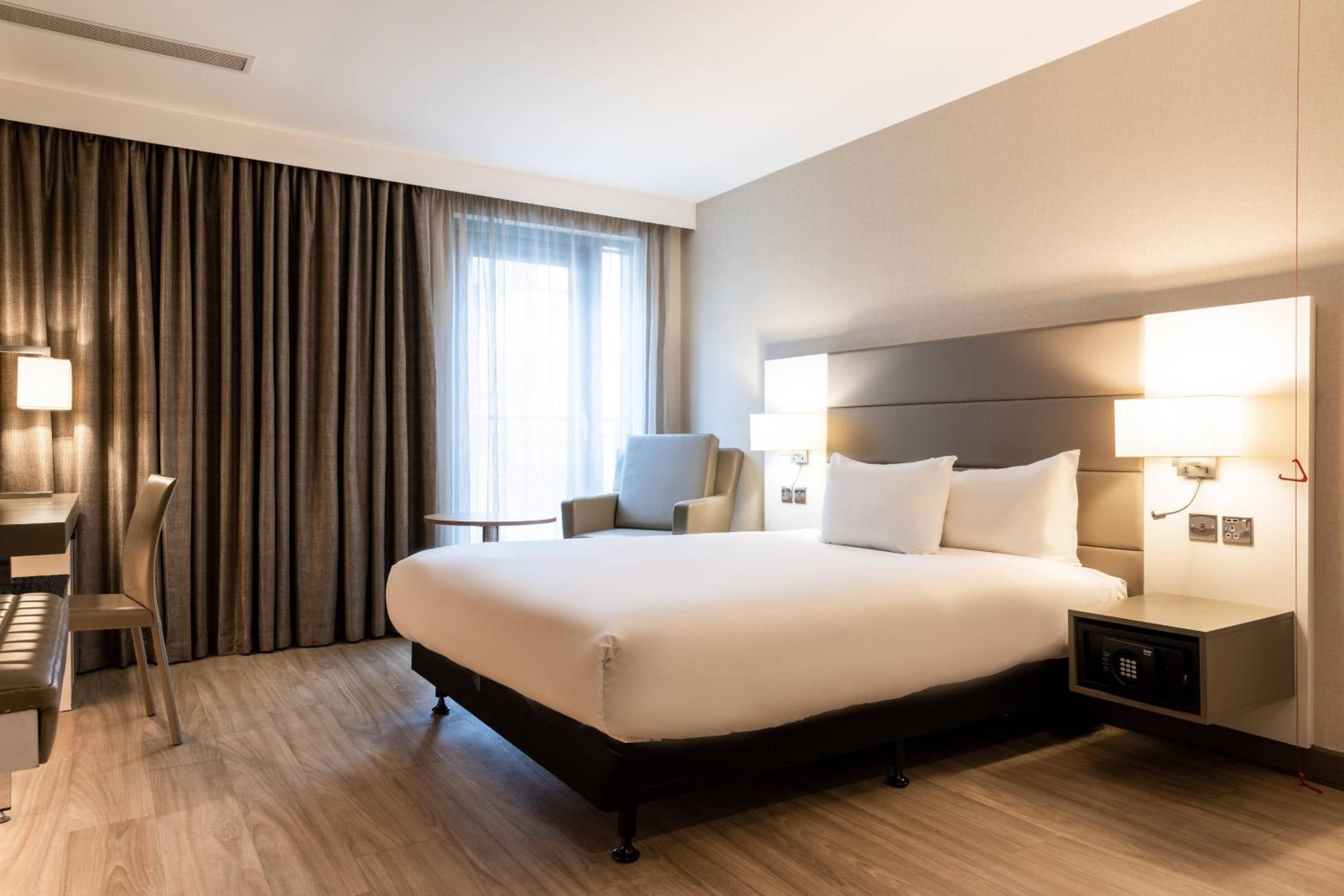 Deluxe, Guest room, 1 King - Photo 6