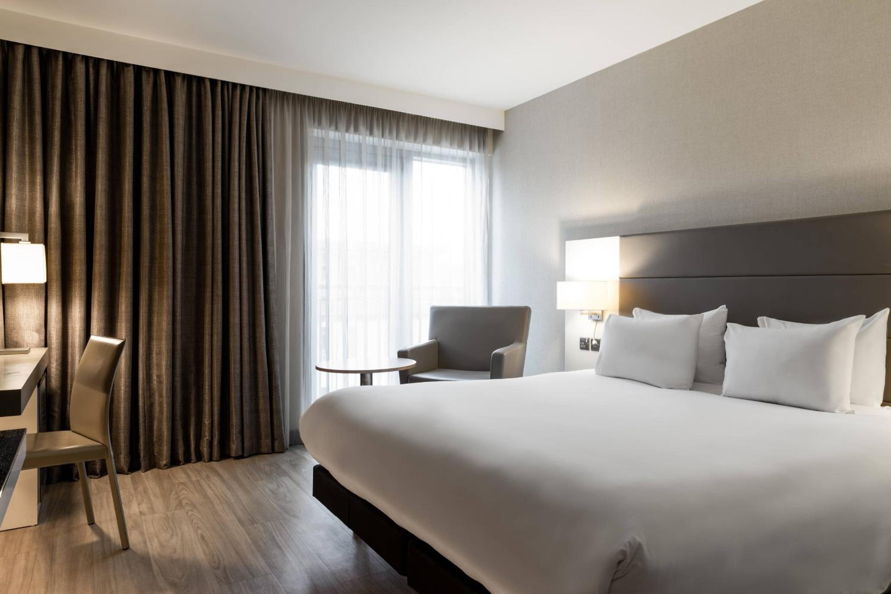 Deluxe, Guest room, 1 King - Photo 1