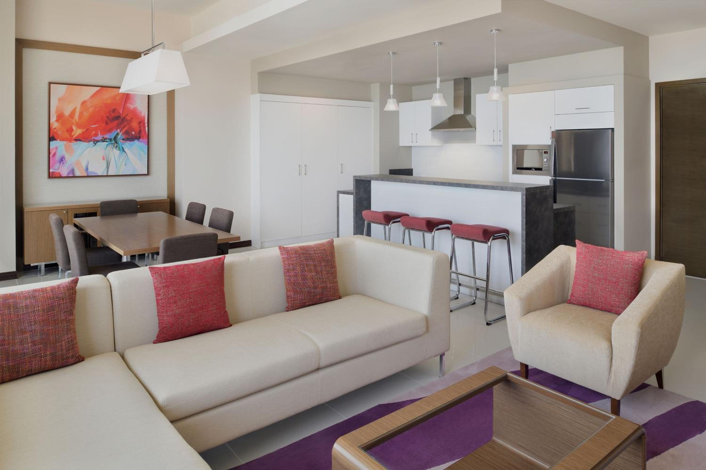Three Bedroom Apartment, 2 King 2 Twin, Sea View, Beach Access 