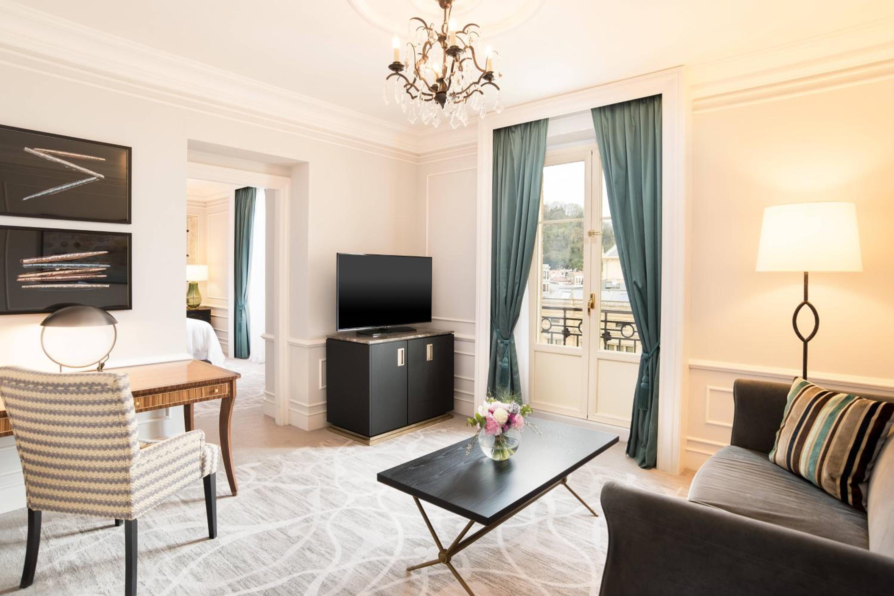 Junior, 1 Bedroom Suite, 1 King, River view thumbnail 5
