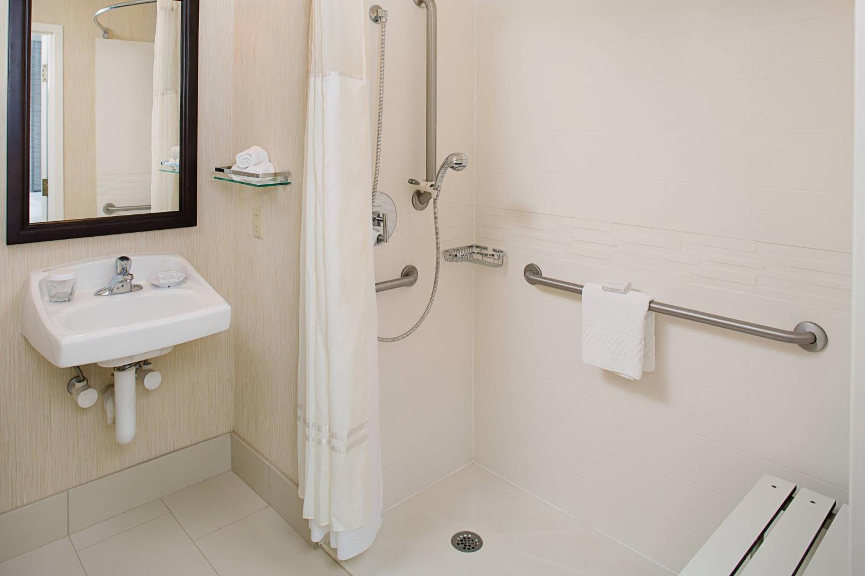 One-Bedroom Queen Suite - Photo 3