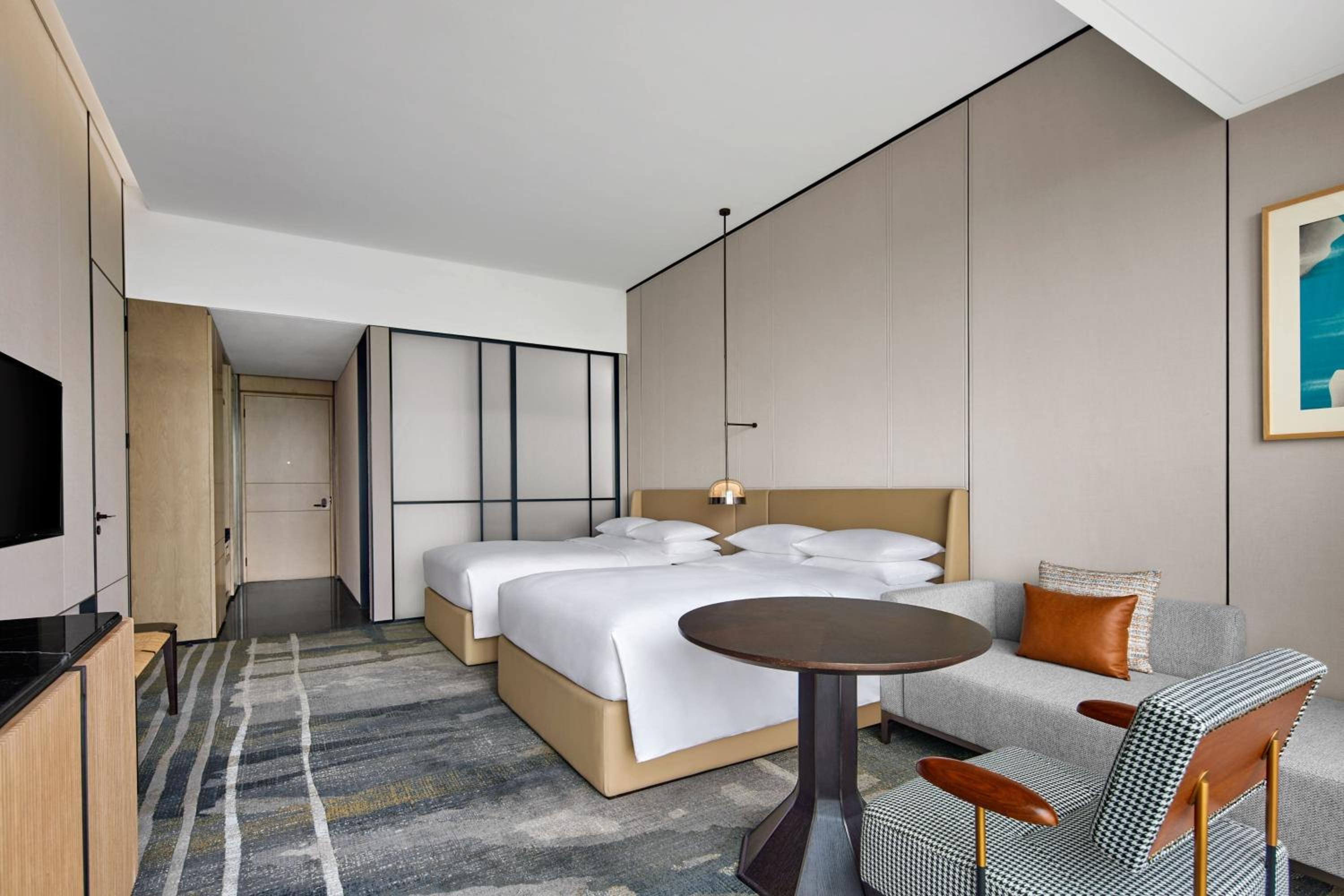 Deluxe Twin Room with City View - Photo 2