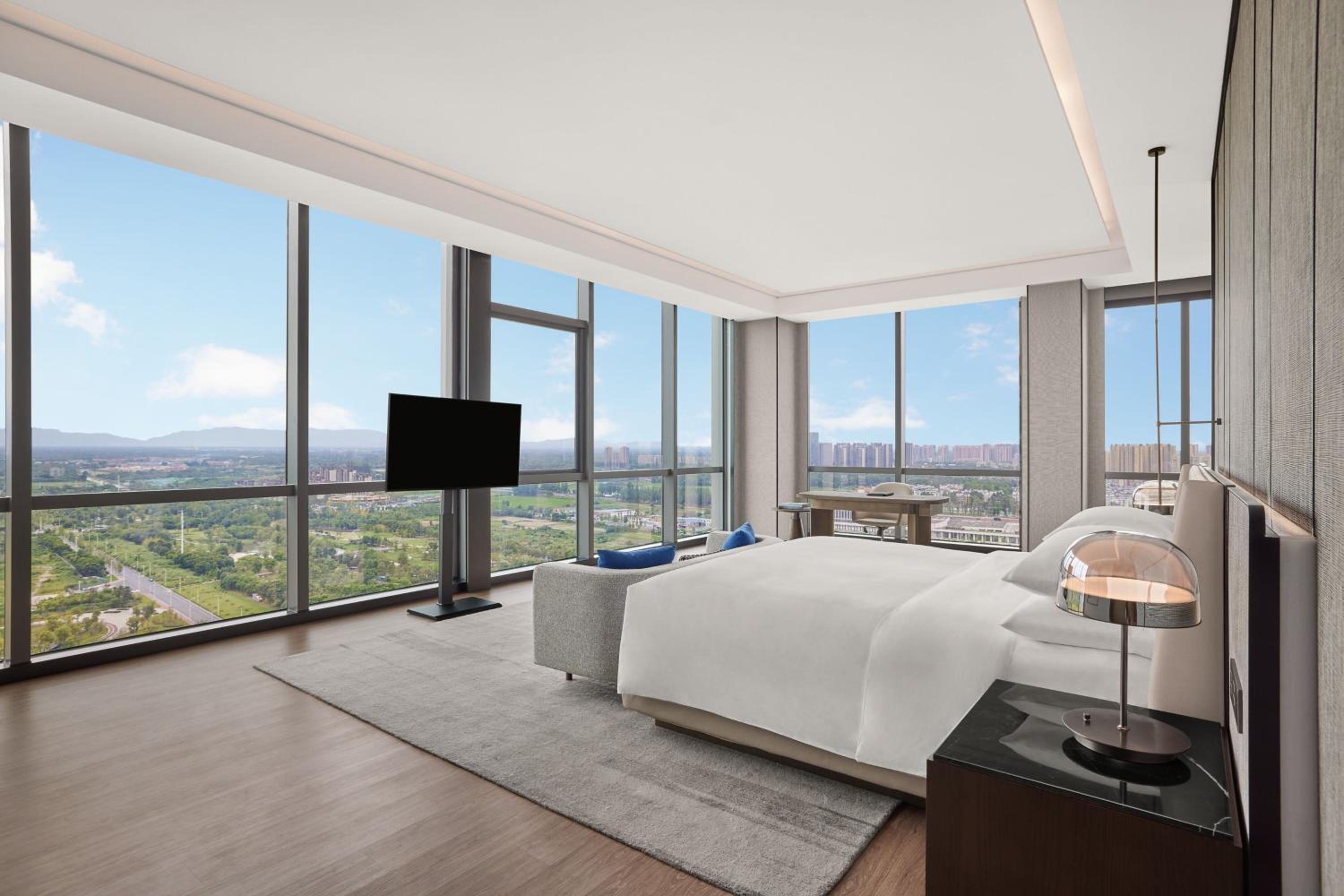 One-Bedroom King Suite - Club Lounge Access