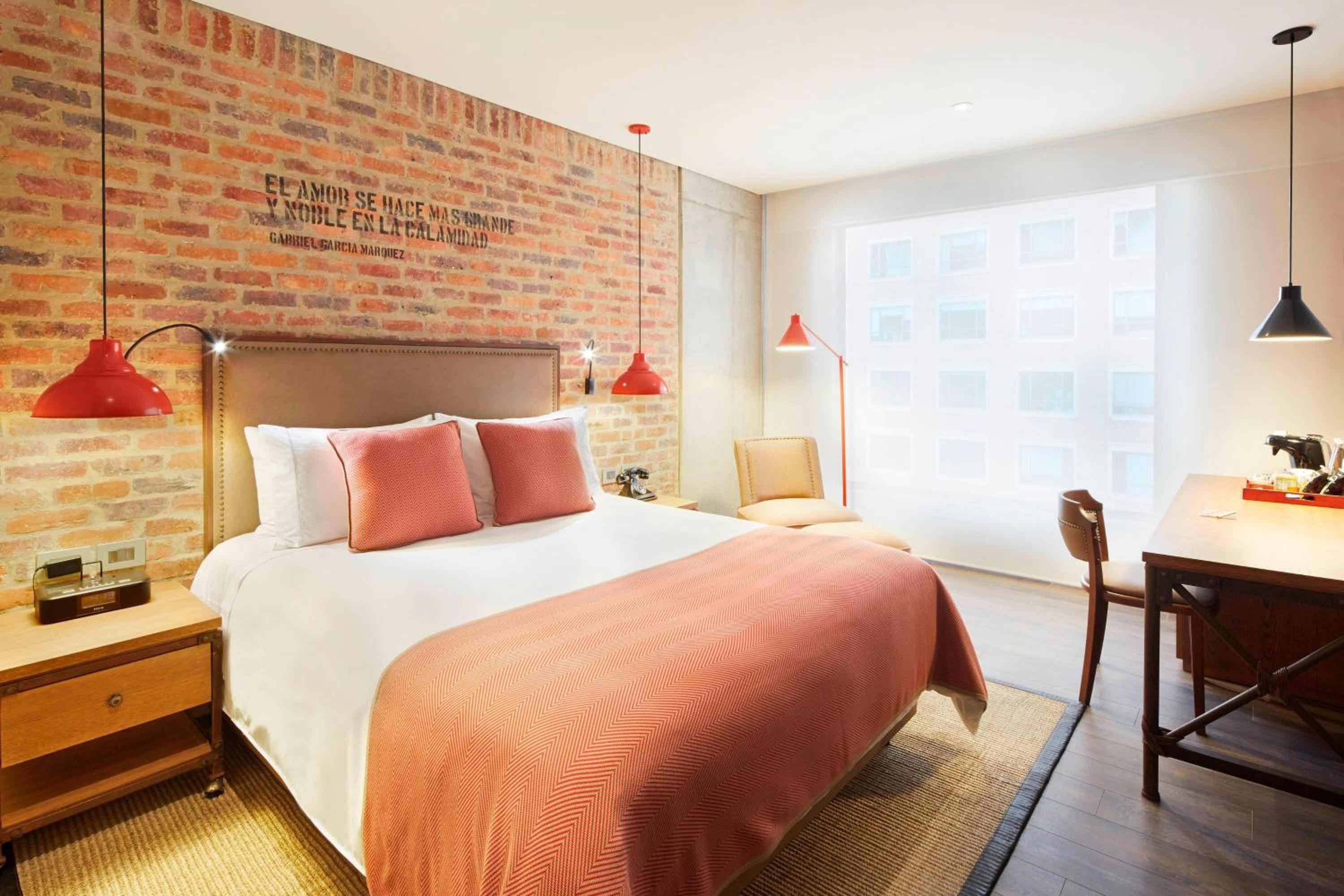 Metropolitan Deluxe Queen, Guest room, 1 Queen Bed, City view
