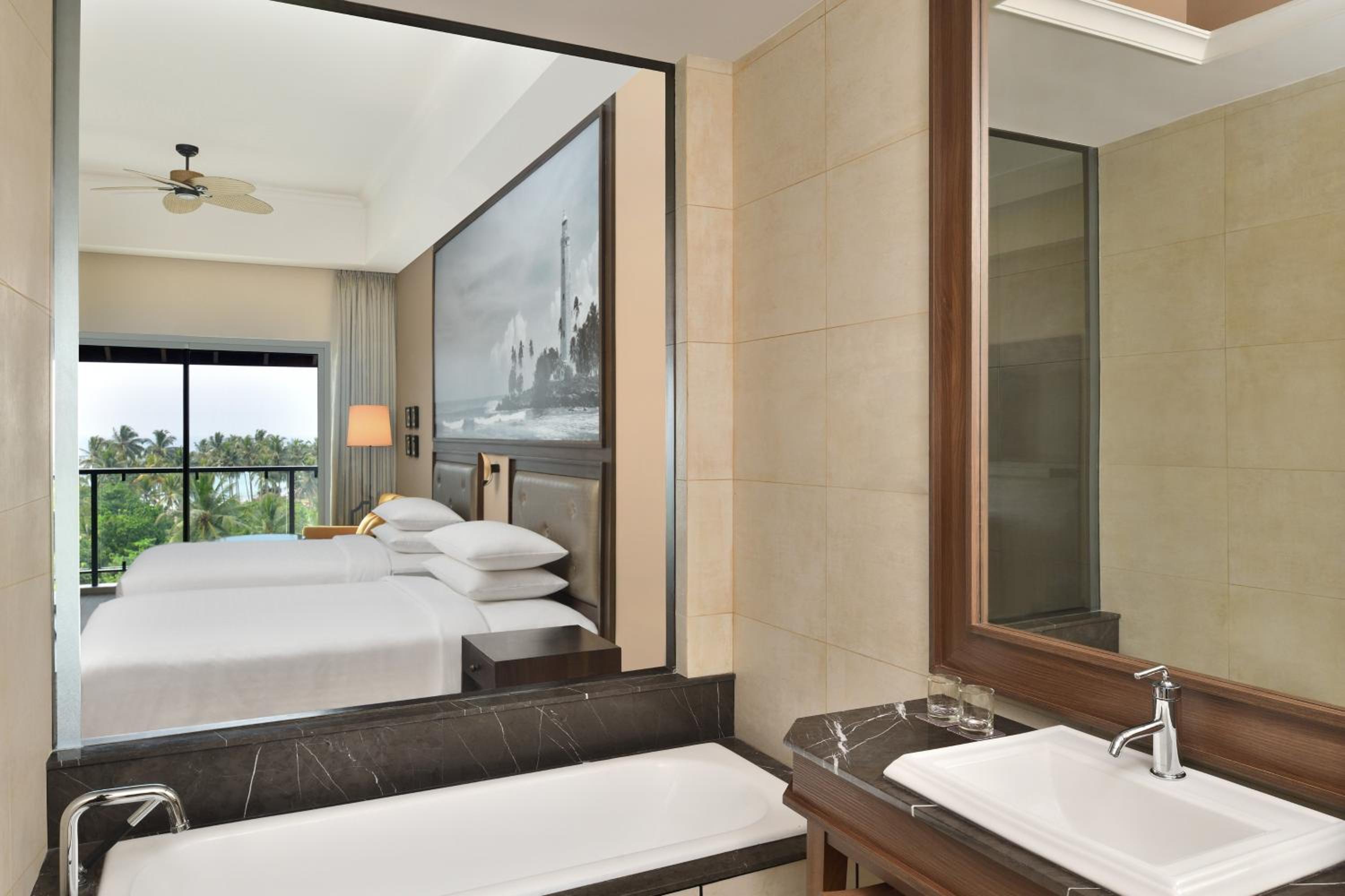 Deluxe Guest room, 2 Twin/Single Bed(s), Ocean view, Balcony  - Photo 3
