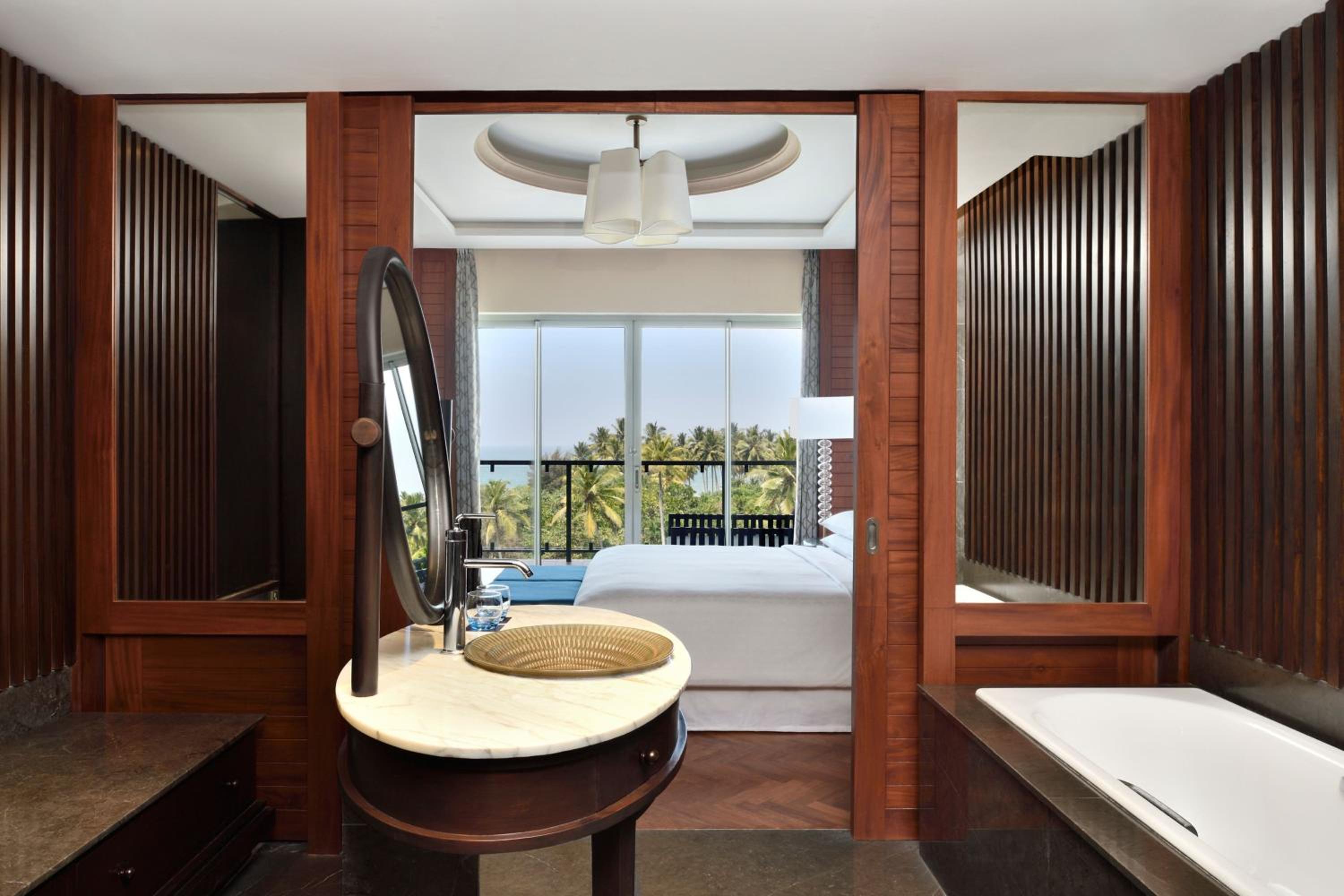 Bedroom Suite, 1 King, Ocean view, Balcony  - Photo 4