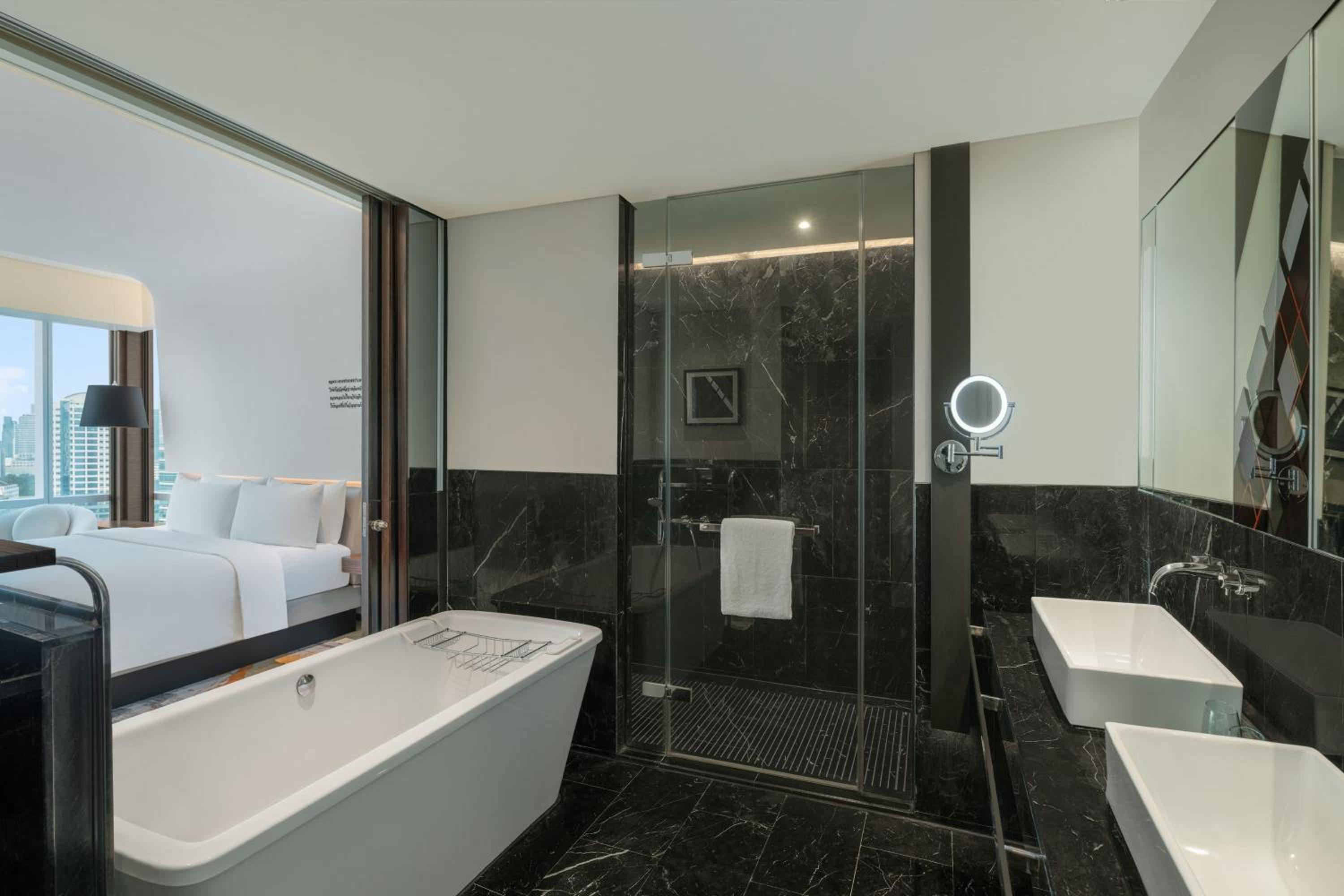 Suite, 1 King, Corner room thumbnail 6