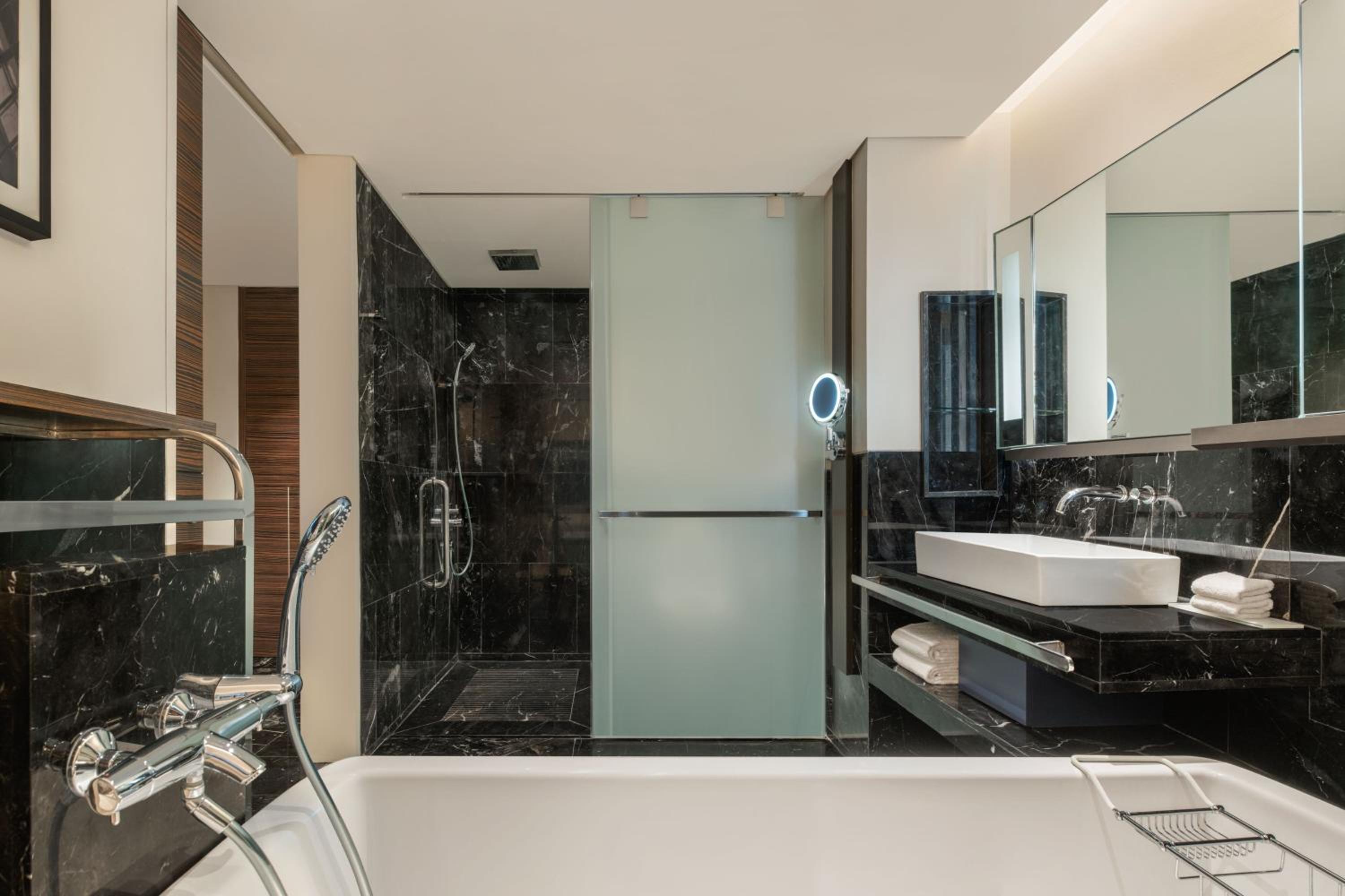 Executive, Guest room, 1 King, High floor thumbnail 5