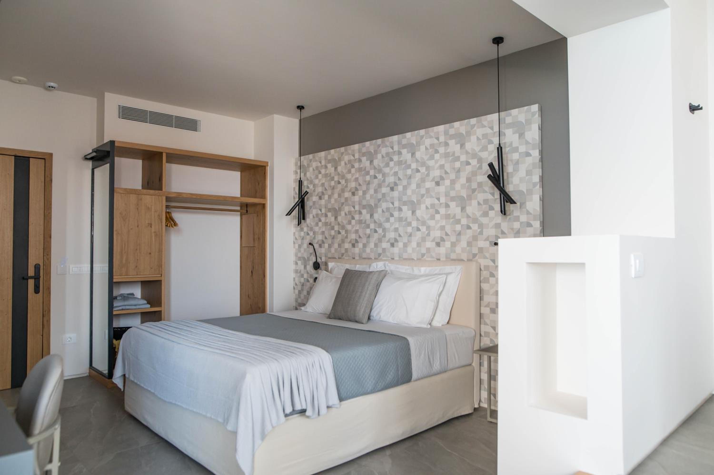 Deluxe Suite with Sea View - Photo 6