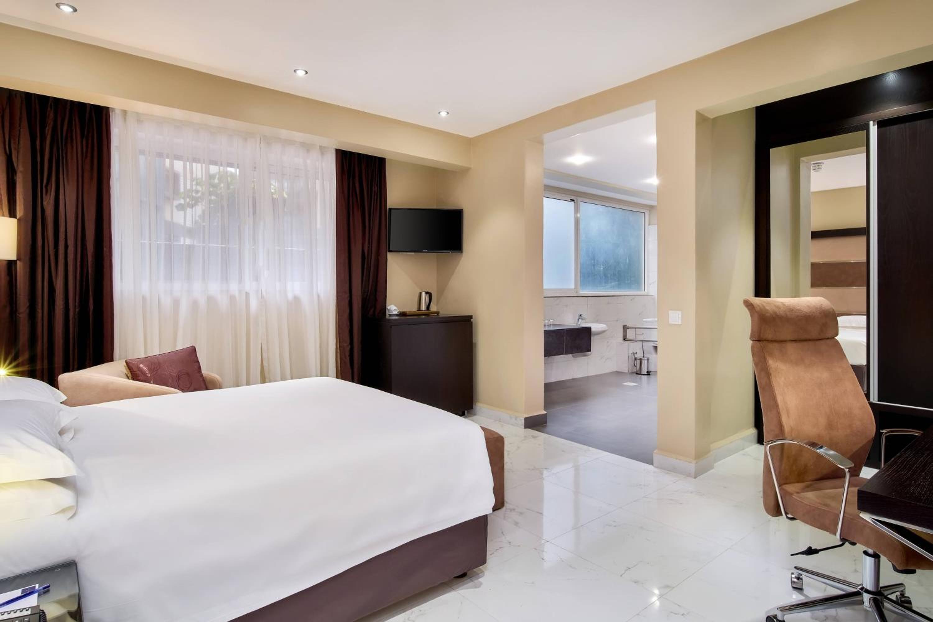 Club Level, Guest Room, 1 Queen, City View, Balcony photo 1