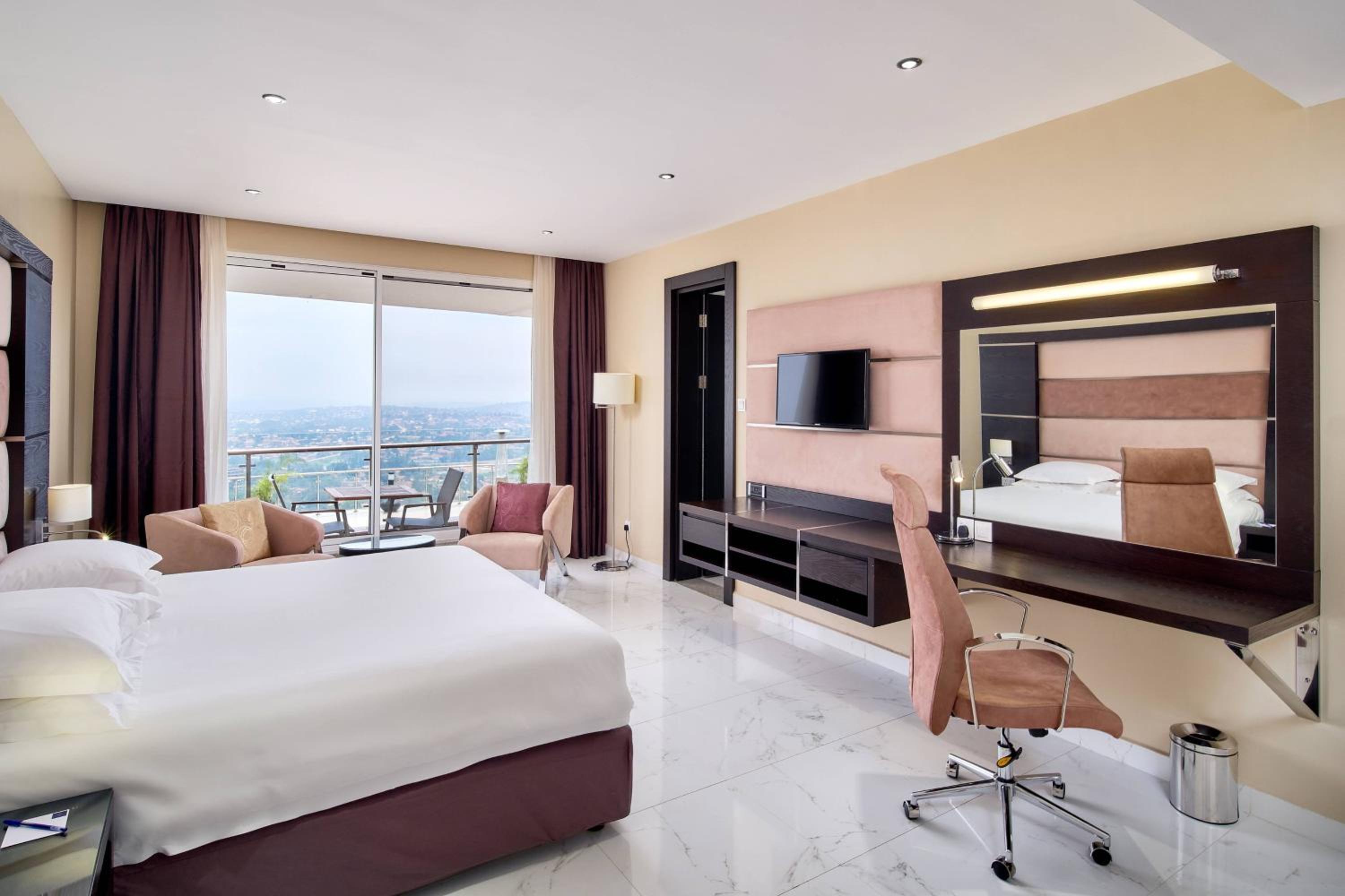 Deluxe King Suite photo 3
